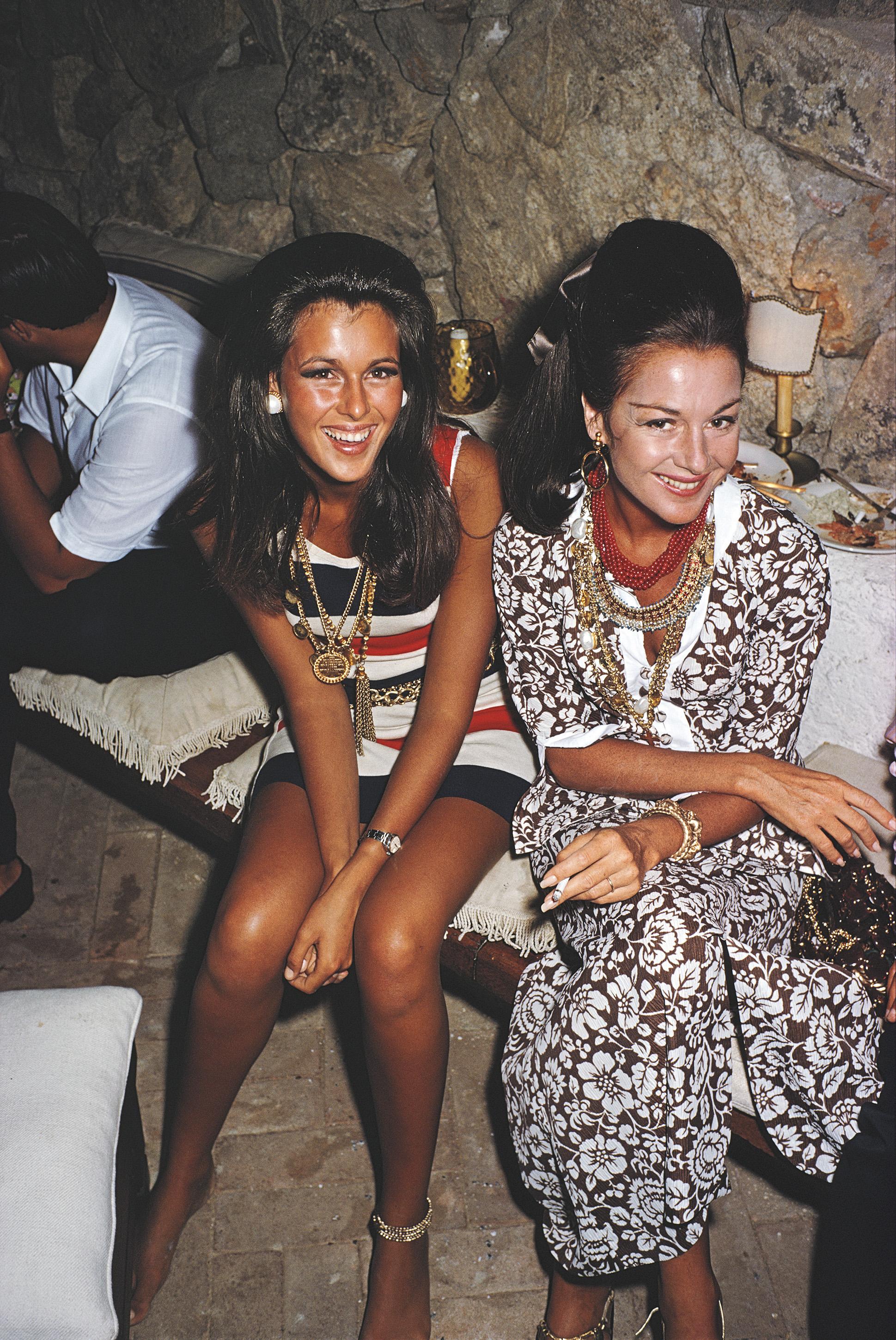Portrait Photograph di Slim Aarons - Gloria Schiff e Consuelo Crespi, Sardegna, Edizione Estate, Mid-Century Modern