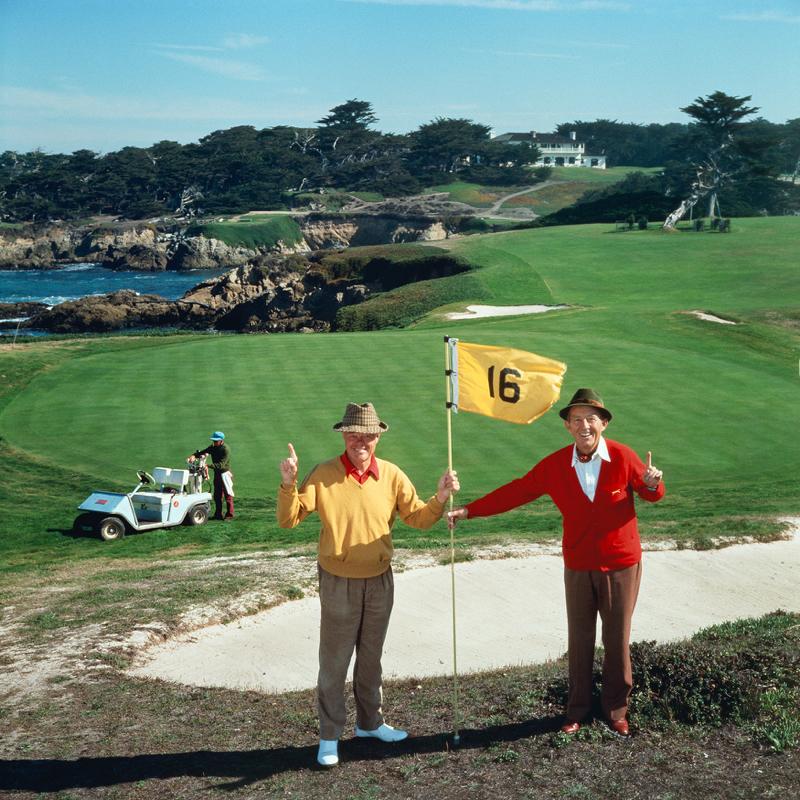 Amigos del golf 
1977
por Slim Aarons

Slim Aarons Edición Limitada Estate

1977: En el hoyo 16 del campo de golf de Pebble Beach, el cantante y estrella de cine Bing Crosby (de rojo) y A Thomas Taylor.

sin enmarcar
c escribir imprimir
impreso
