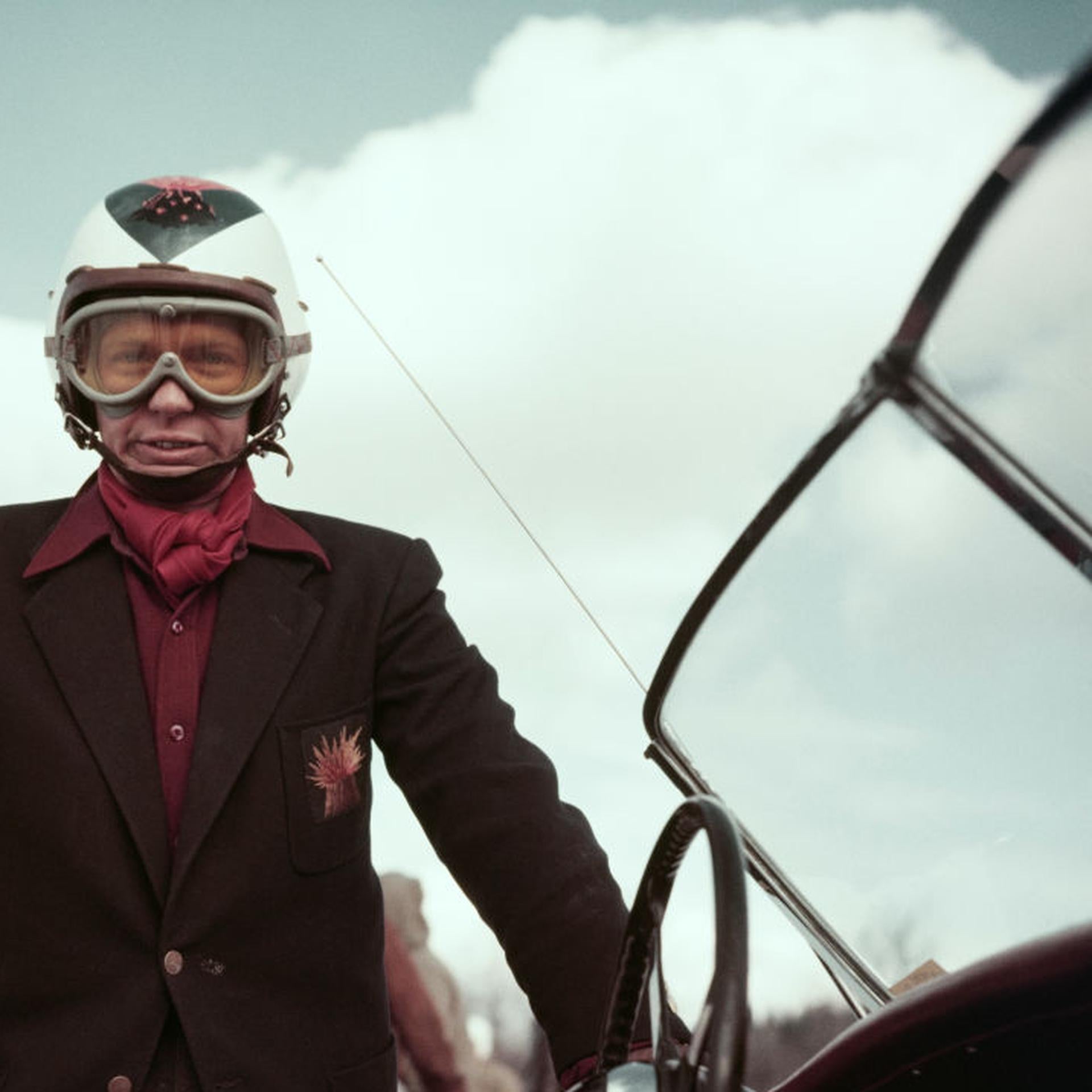 Dieses Porträtfoto aus der Mitte der 1950er Jahre, aufgenommen vom Society-Fotografen Slim Aarons, zeigt  den Rennfahrer Gordon C. MacKenzie in Franconia, New Hampshire.

Dies ist eine nachlassgestempelte und handnummerierte Auflage von 150 Stück