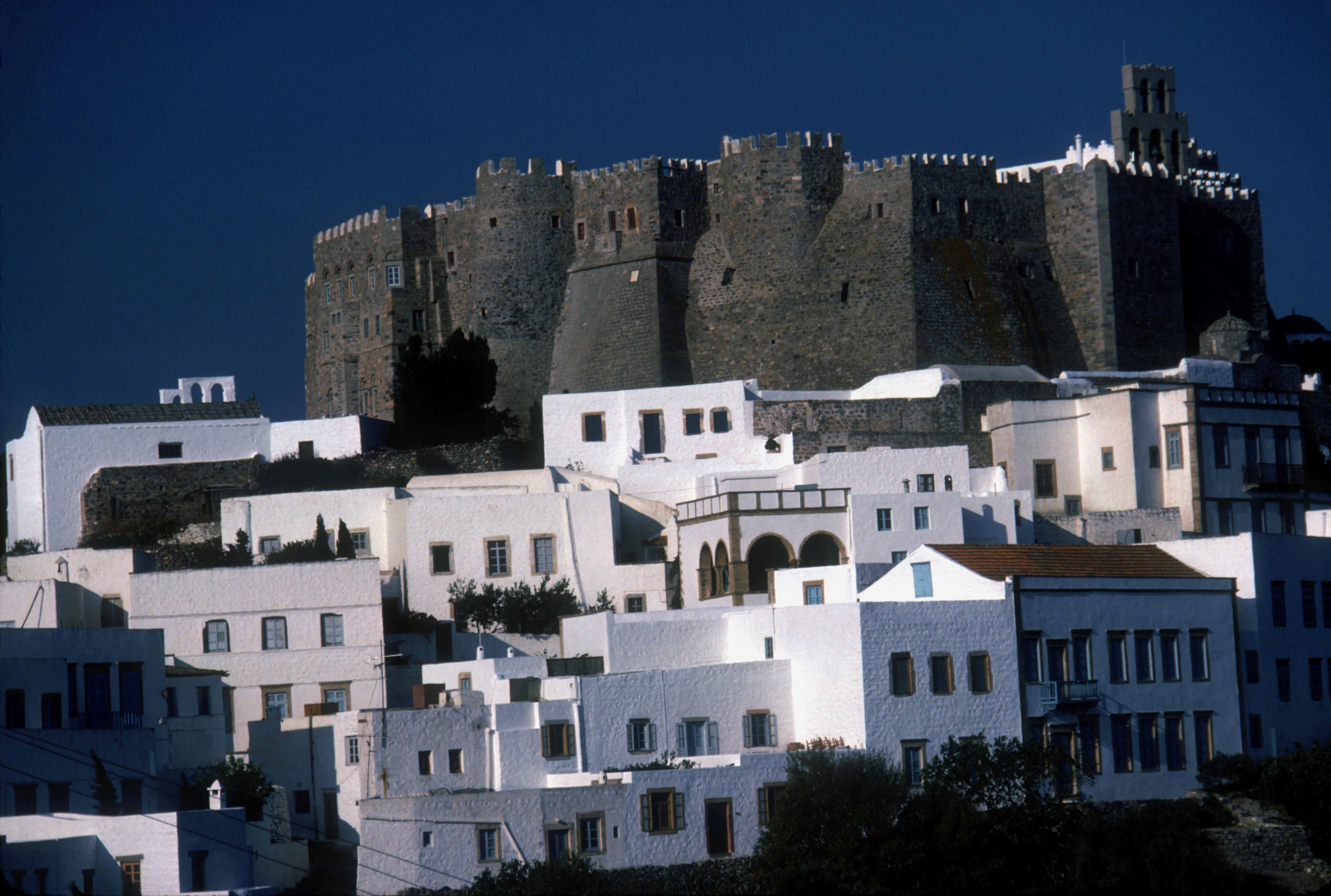 monastère grec" 1983 Slim Aarons Edition limitée du Domaine 

Septembre 1983 : le monastère de Saint-Jean le Théologien domine la ville de Hora, sur l'île égéenne de Patmos. 

Produit à partir de la transparence originale
Certificat d'authenticité