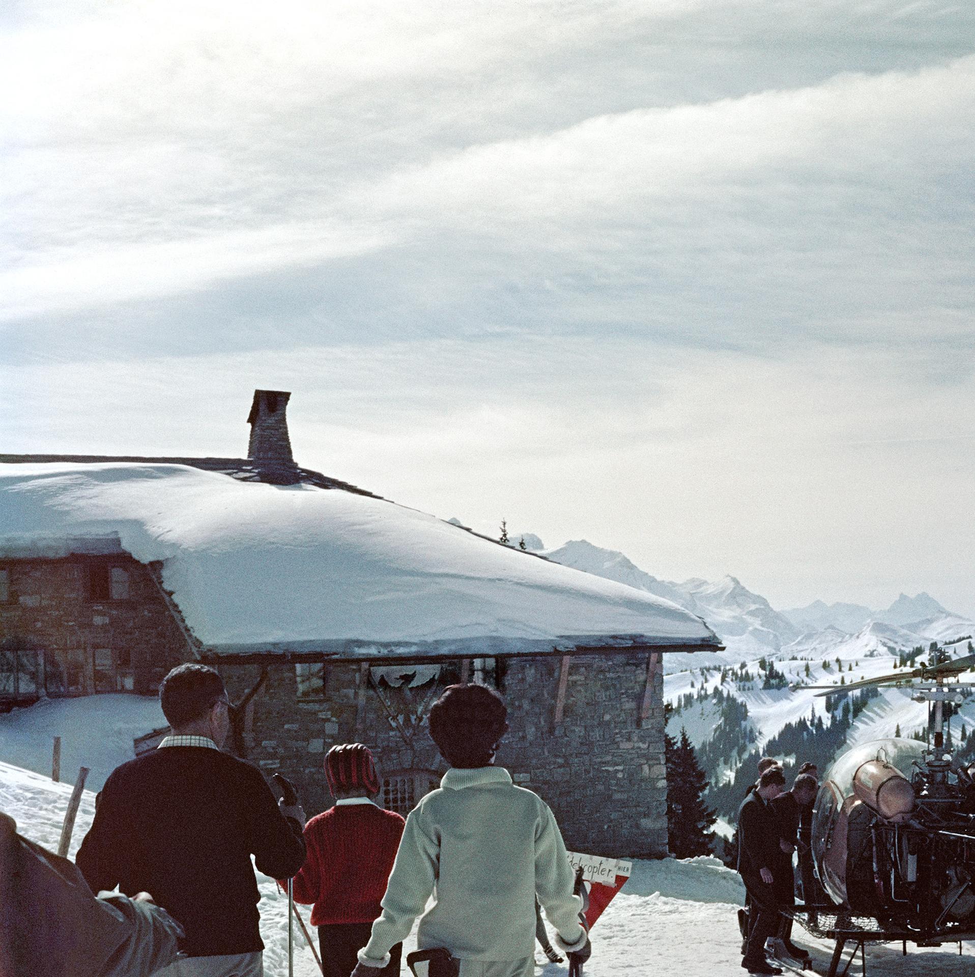 Gstaad, Schweiz, Nachlassausgabe, Landschaftsfotografie (Grau), Figurative Photograph, von Slim Aarons