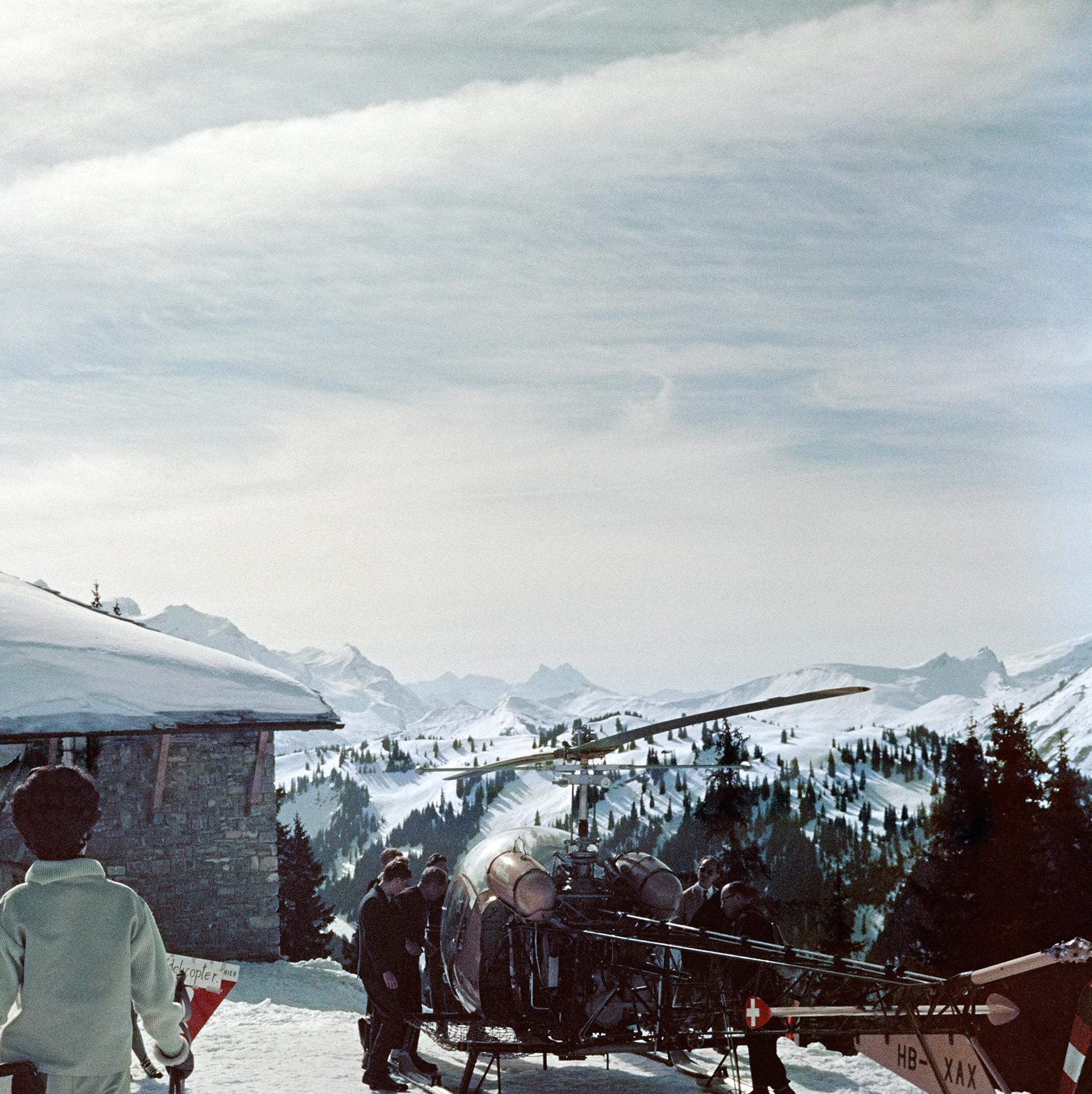 Gstaad, Schweiz, Nachlassausgabe, Landschaftsfotografie

Diese Landschaftsaufnahme des Society-Fotografen Slim Aarons aus den frühen 1960er Jahren zeigt einen Hubschrauber, der auf einem Berggipfel in Gstaad landet.

Dies ist eine