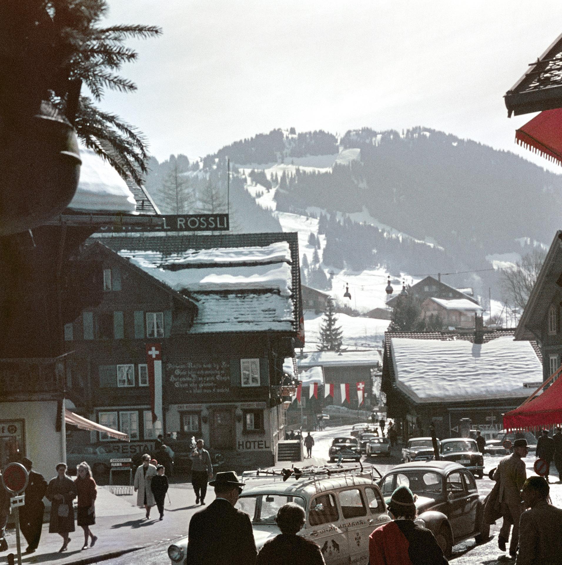 Gstaad Stadtzentrum, Schweiz, Nachlassausgabe, Landschaftsfotografie (Schwarz), Landscape Photograph, von Slim Aarons