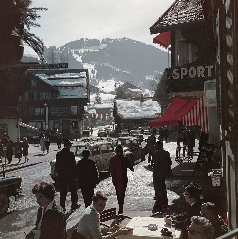 Slim Aarons Landscape Photograph – Gstaad Stadtzentrum, Schweiz, Nachlassausgabe, Landschaftsfotografie