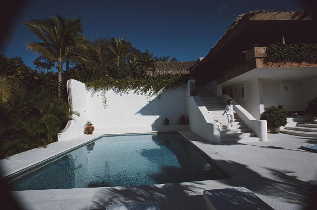 guinness By The Pool' 1975 Slim Aarons Limitierte Nachlassausgabe Druck 

Die mexikanische Prominente und Journalistin Gloria Guinness (1912 - 1980) in ihrem Haus auf dem Hügel mit Blick auf die Bucht von Acapulco, Acapulco, Mexiko, Februar 1975.