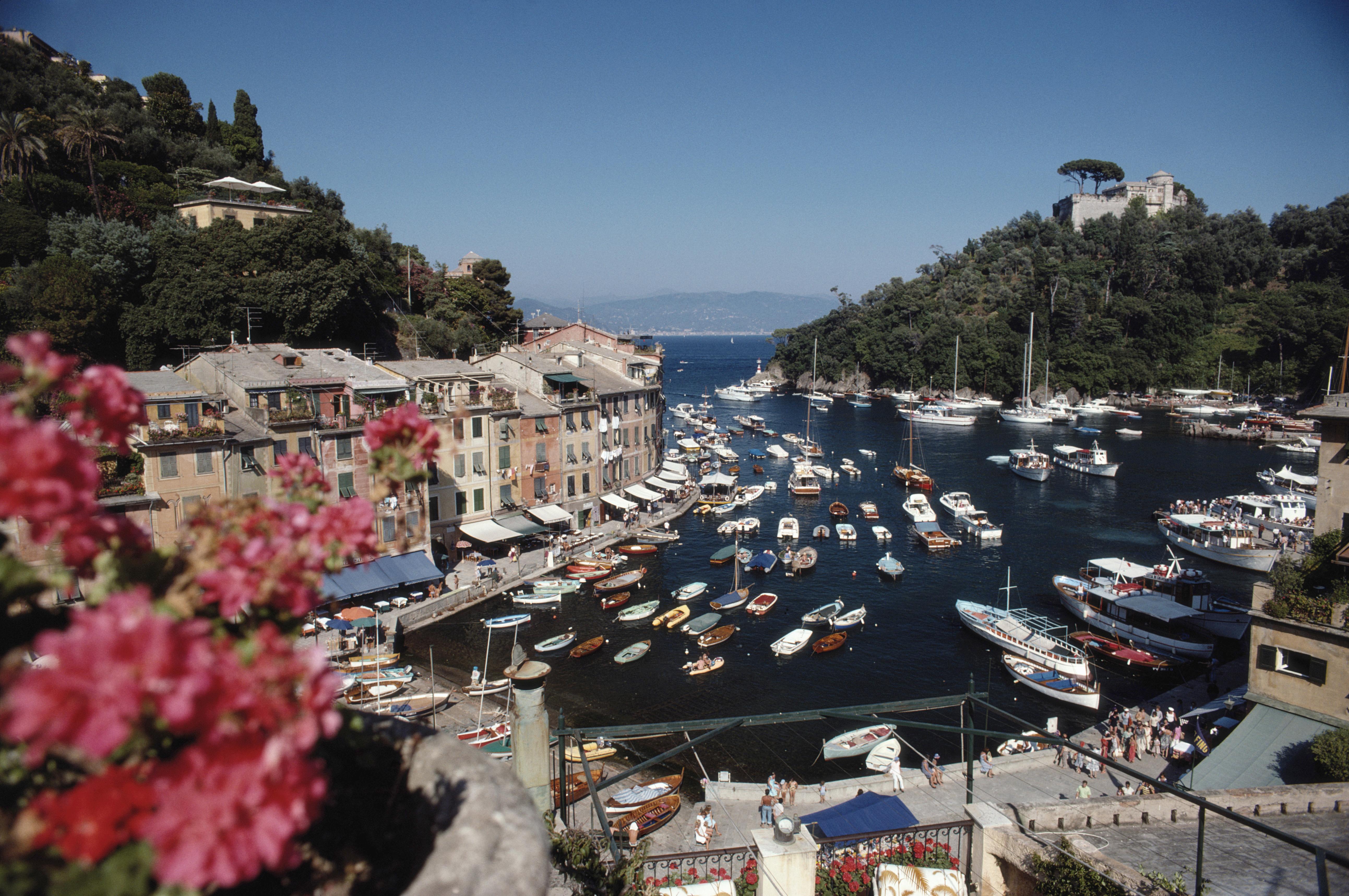 Slim Aarons Landscape Photograph – Hafengebiet, Portofino, Nachlass-Ausgabe