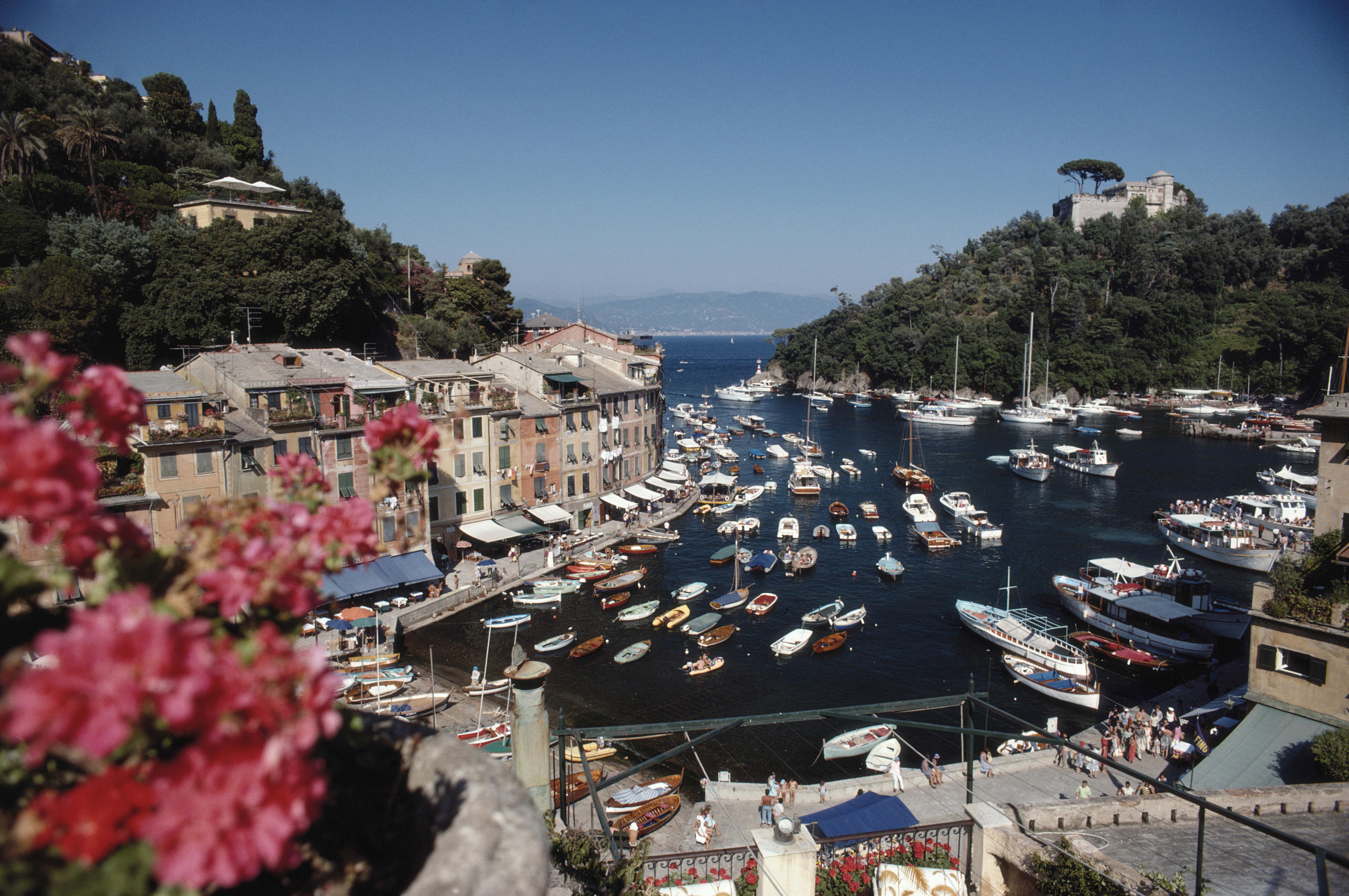 Color Photograph de Slim Aarons - Zona portuaria, Portofino, Edición inmobiliaria