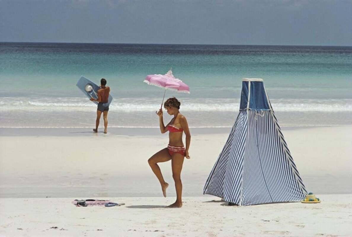 Un couple se détend sur la plage de Harbour Island, aux Bahamas, en 1967. (Photo par Slim Aarons/Hulton Archive/Getty Images)

Cette photographie fait partie de l'édition limitée à 150 exemplaires de la succession
30x40"
C-print, d'après le