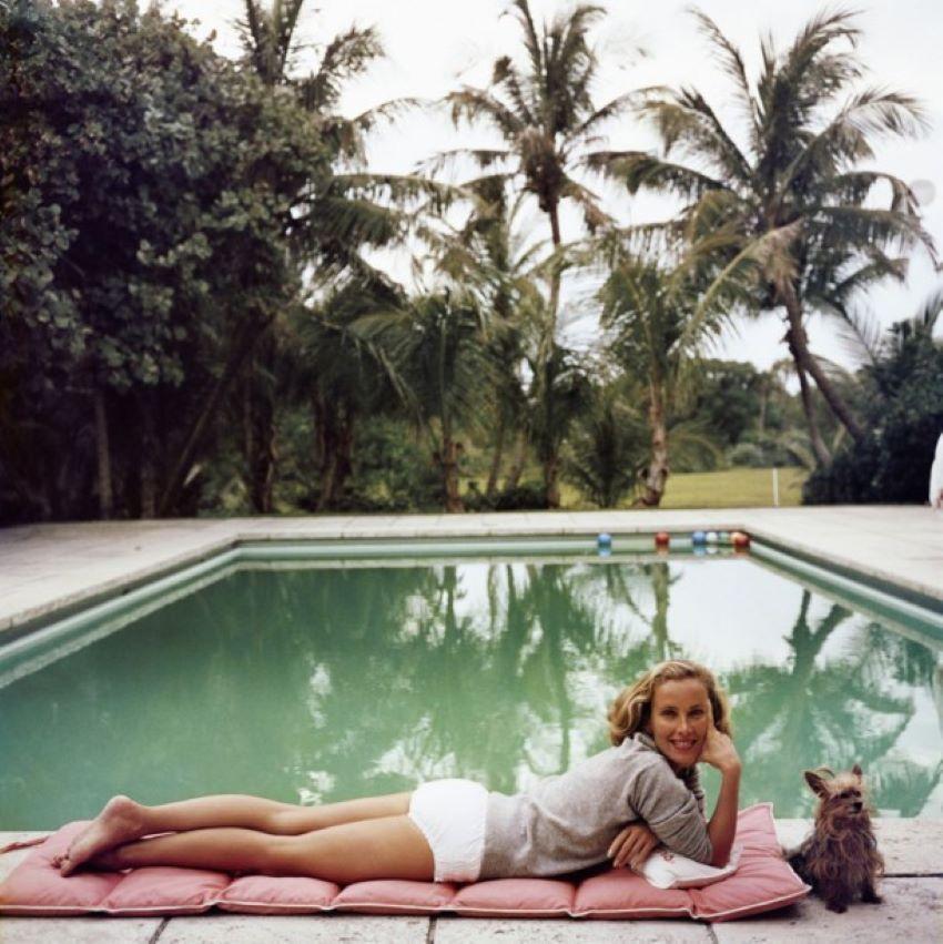 Pasar un buen rato

La socialité Alice Topping relajándose junto a una piscina en Palm Beach. 

60x60" / 152 x 152 cm - tamaño del papel 
 
Colección de sellos patrimoniales Edición limitada a 150 

Foto de Slim Aarons

Impreso en 2025

Limitado a