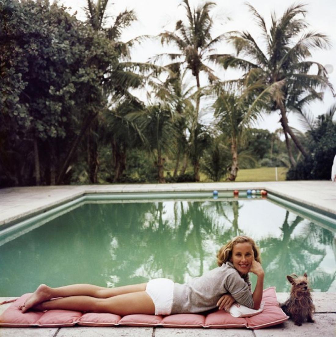 Un momento di gloria 
1959
da Slim Aarons

Slim Aarons Edizione Limitata Estate

La socialite Alice Topping si rilassa a bordo piscina a Palm Beach. Un tempo meraviglioso - Slim Aarons 

non incorniciato
c stampa di tipo
stampato 2023
16×16 pollici