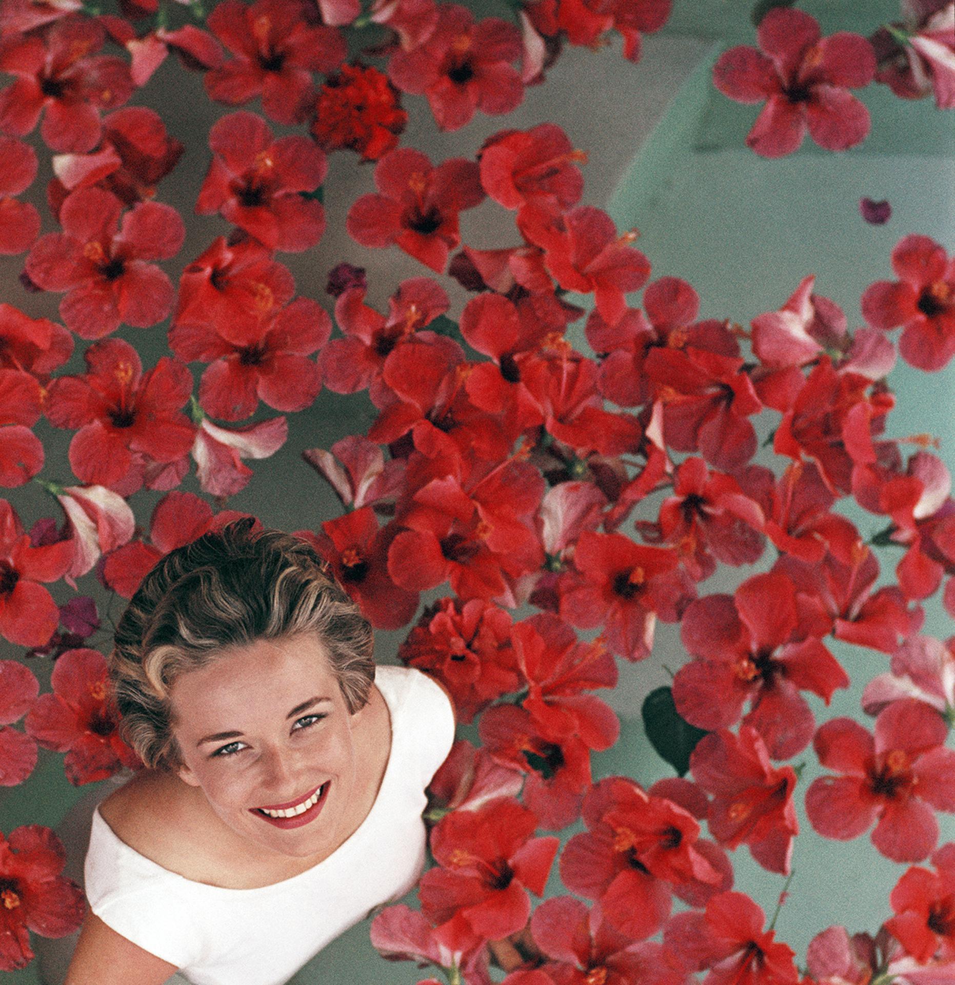 Une femme entourée de fleurs d'hibiscus rouges dans une piscine à Acapulco, au Mexique, vers 1960.

40 x 40 pouces
$3950

30 x 30 pouces
$3350

24 x 24 pouces
$3000

Expédition gratuite du revendeur à votre encadreur, dans le monde