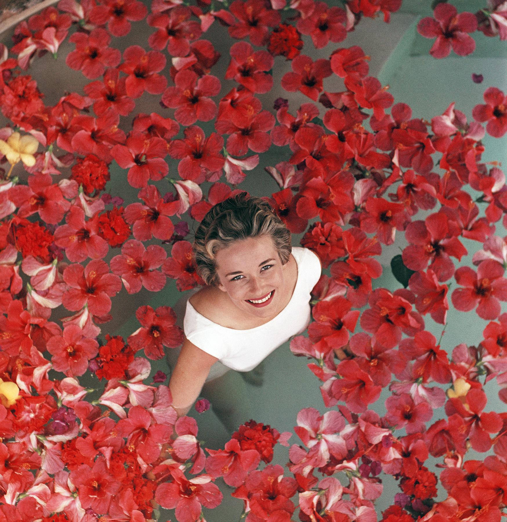 Figurative Photograph di Slim Aarons - Fiori di ibisco