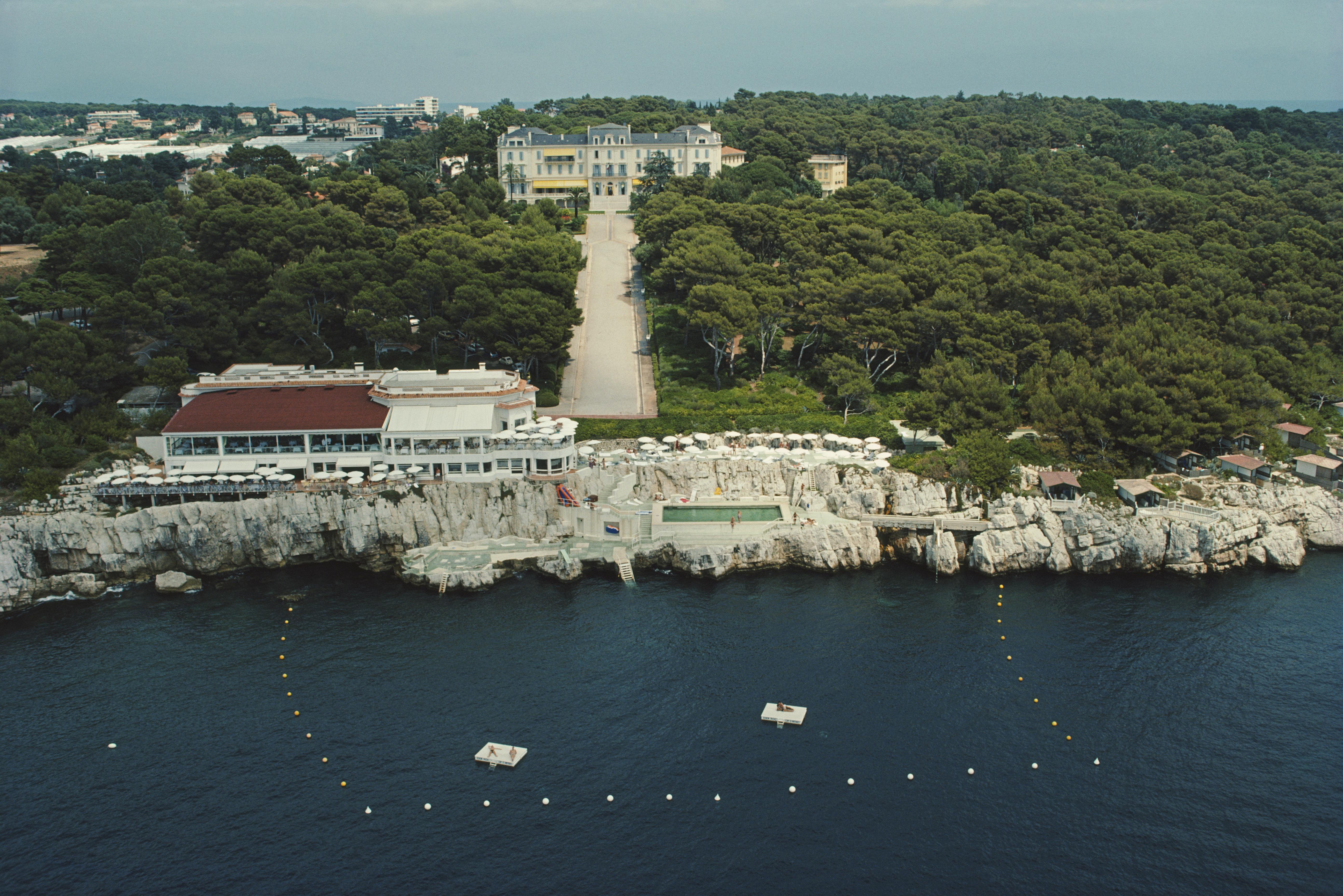 'Hotel Du Cap-Eden-Roc' 1976 Slim Aarons Limited Estate Edition Print 

An aerial view of the Hotel du Cap-Eden-Roc in Antibes on the French Riviera, August 1976.

Produced from the original transparency
Certificate of authenticity supplied 
Archive