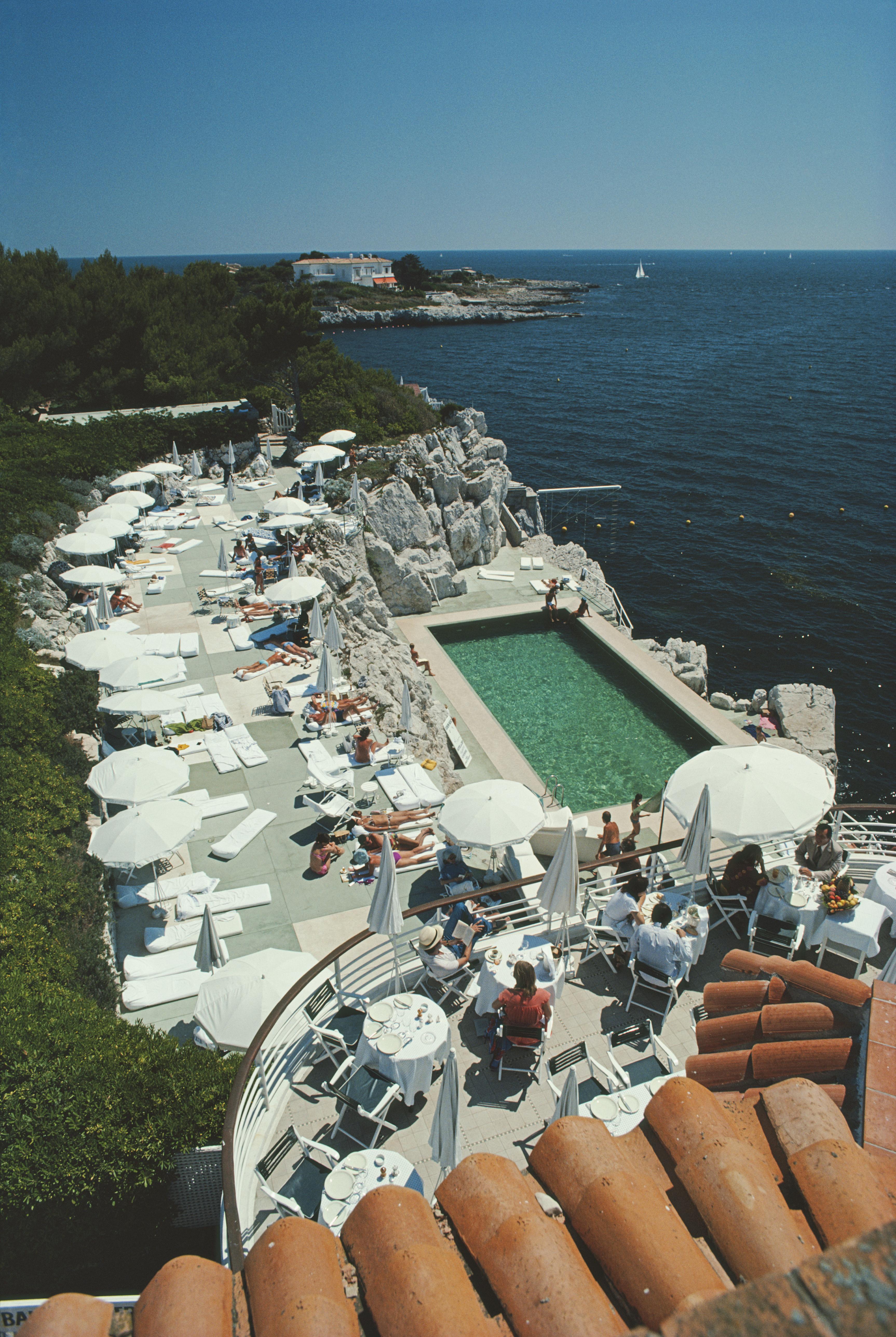 Slim Aarons Landscape Photograph - Hotel du Cap Eden-Roc, Estate Edition Photograph (Poolside in Antibes)