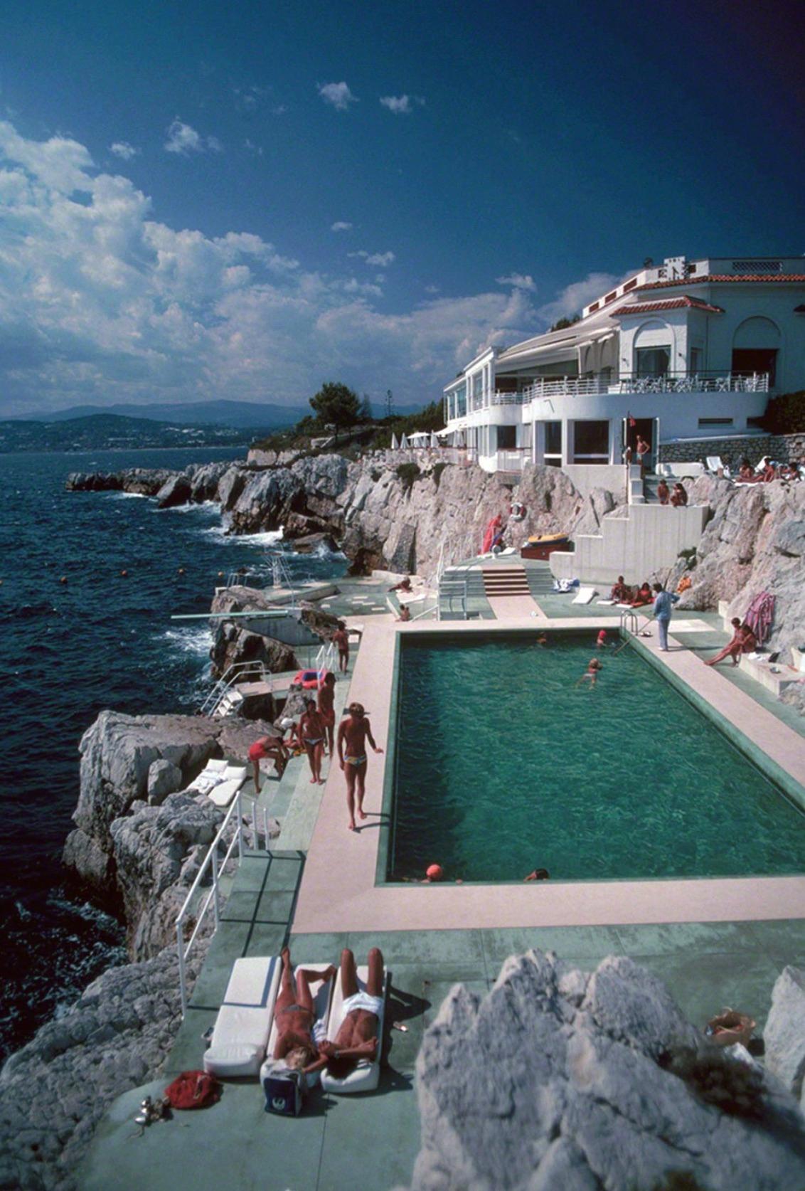 Hotel du Cap, Eden Roc Pool, 1976, printed later - Photograph by Slim Aarons