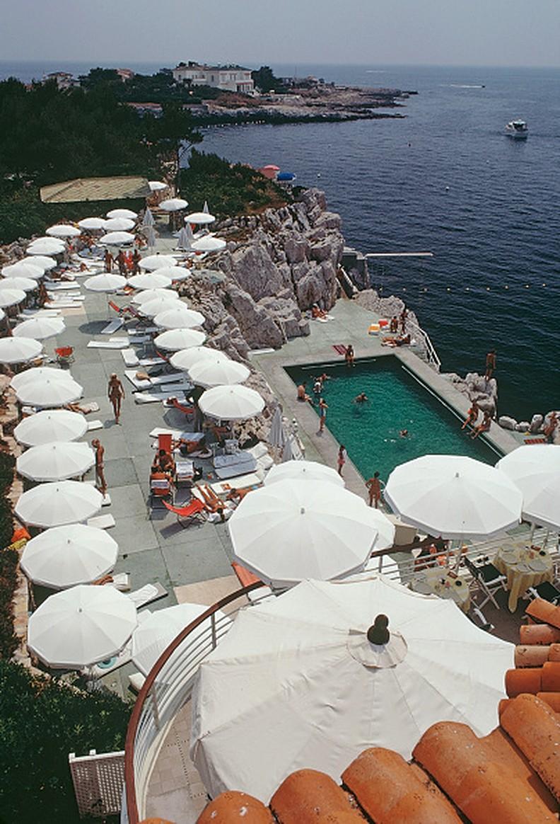Slim Aarons Landscape Photograph – Hotel du Cap Pool, Eden Roc - Limitierte Auflage, Nachlass gestempelt Digitale C-Type