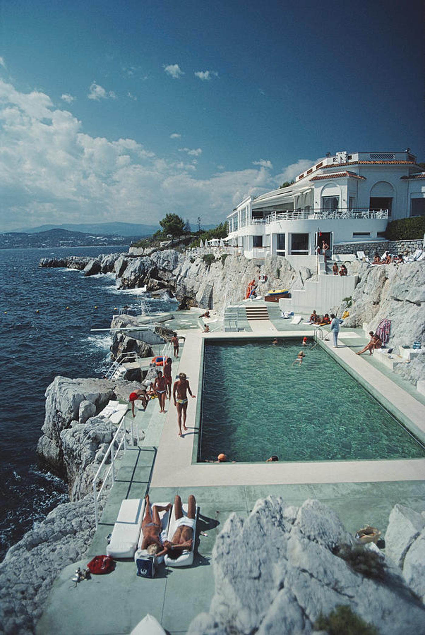 Hotel du Cap Eden-Roc 
1976
da Slim Aarons

stampato 2024
Slim Aarons Edizione Limitata Estate

Ospiti in piscina all'Hotel du CAP Eden-Roc, Antibes, Francia, agosto 1976

non incorniciato
c stampa di tipo
20×24″ pollici / 51 x 61 cm formato