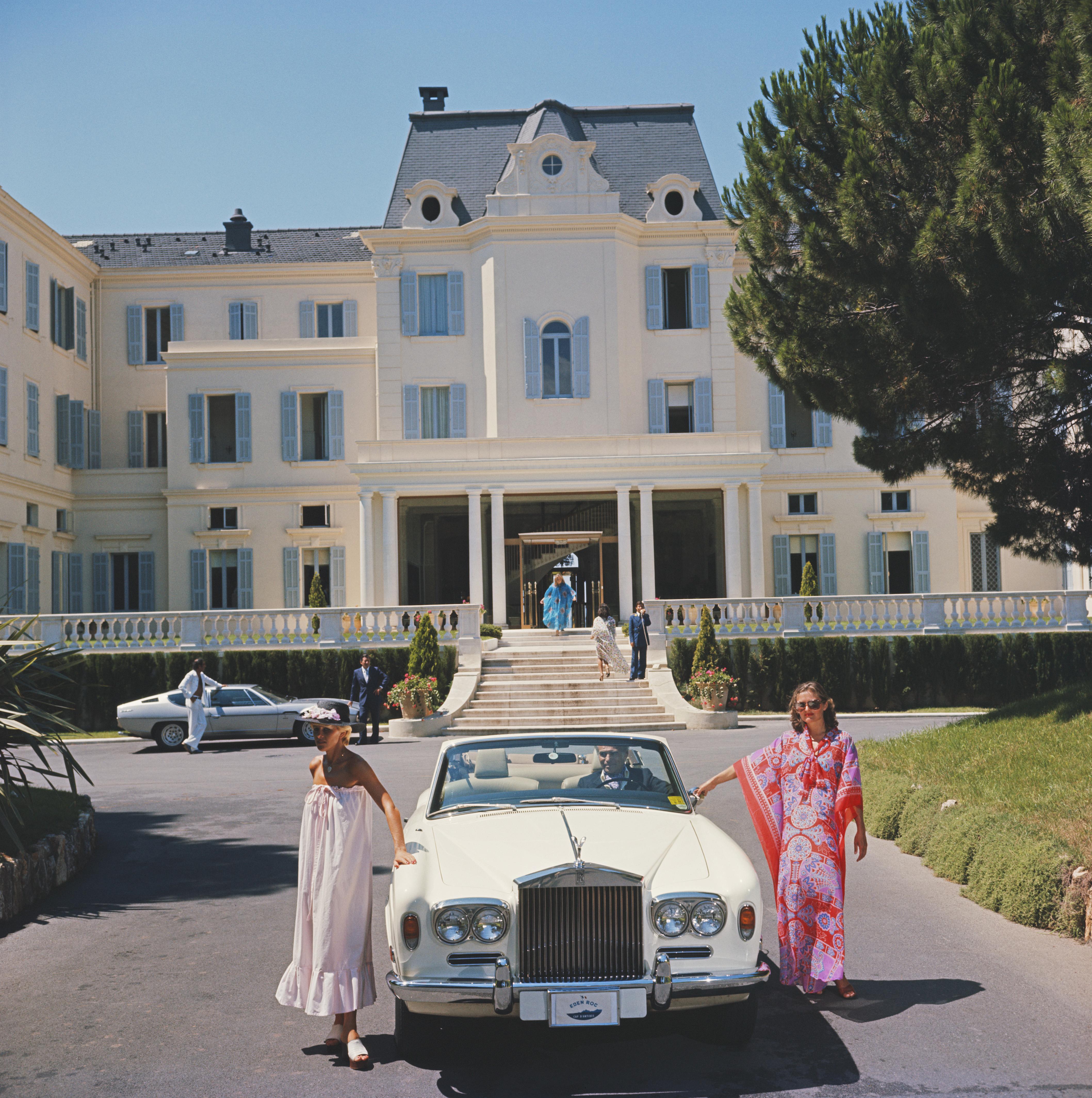 hotel du Cap Eden-Roc' Slim Aarons - Limitierter Nachlassstempel-Druck

Gäste stehen vor einem weißen Rolls-Royce Cabriolet im Hotel du Cap Eden-Roc, Antibes, Frankreich, August 1976. 

Hergestellt aus der Originalfolie
Mitgeliefertes