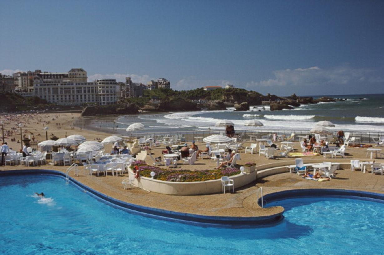 Hotel Du Palais Biarritz 
1985
by Slim Aarons

Slim Aarons Limited Estate Edition

The curved beachside pool at the Hotel du Palais Biarritz, Biarritz, France, September 1985.

unframed
c type print
printed 2023
20 x 24"  - paper size

Limited to