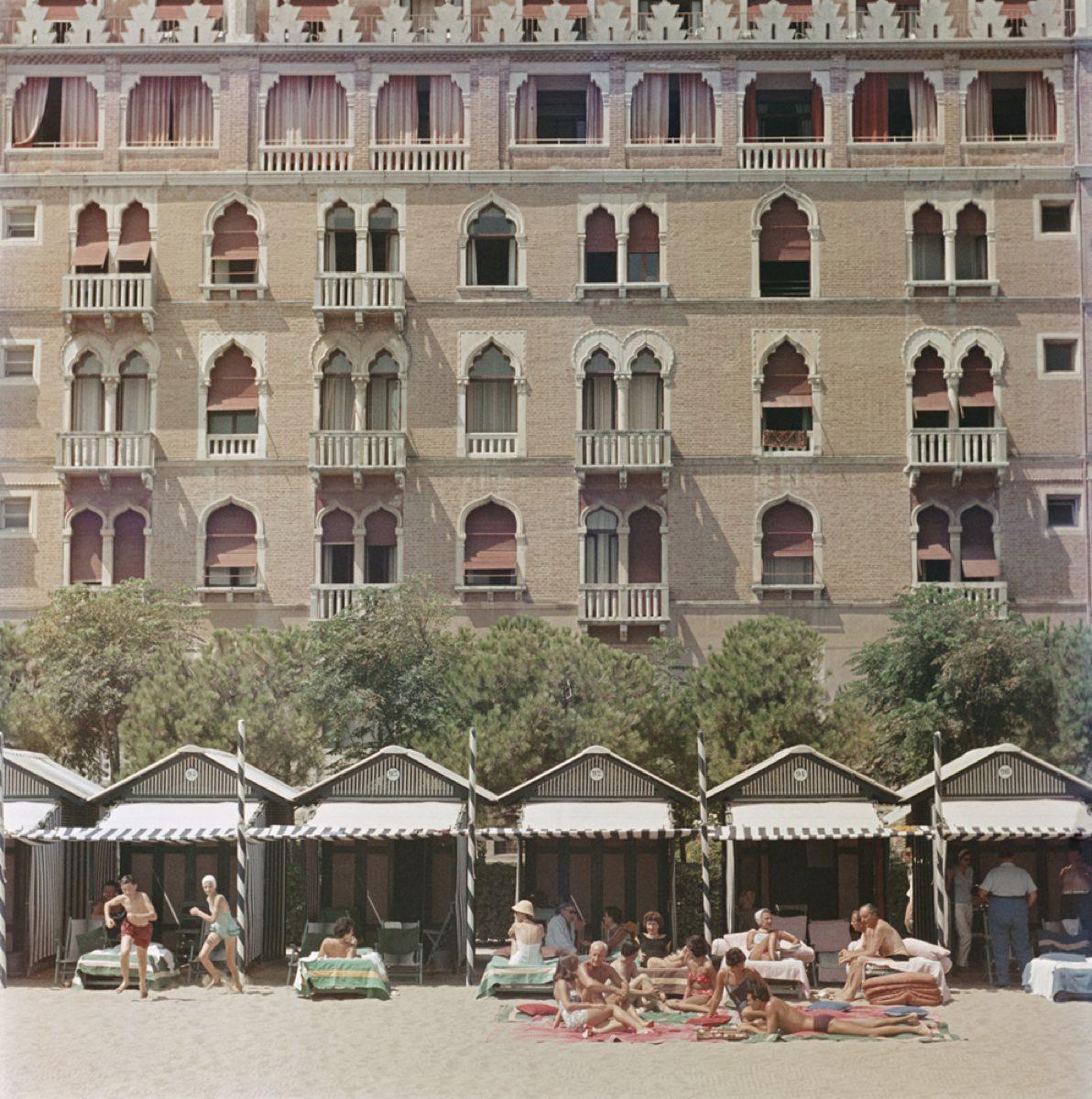 Landscape Photograph Slim Aarons - Hôtel Excelsior (1957) - Edition limitée estampillée