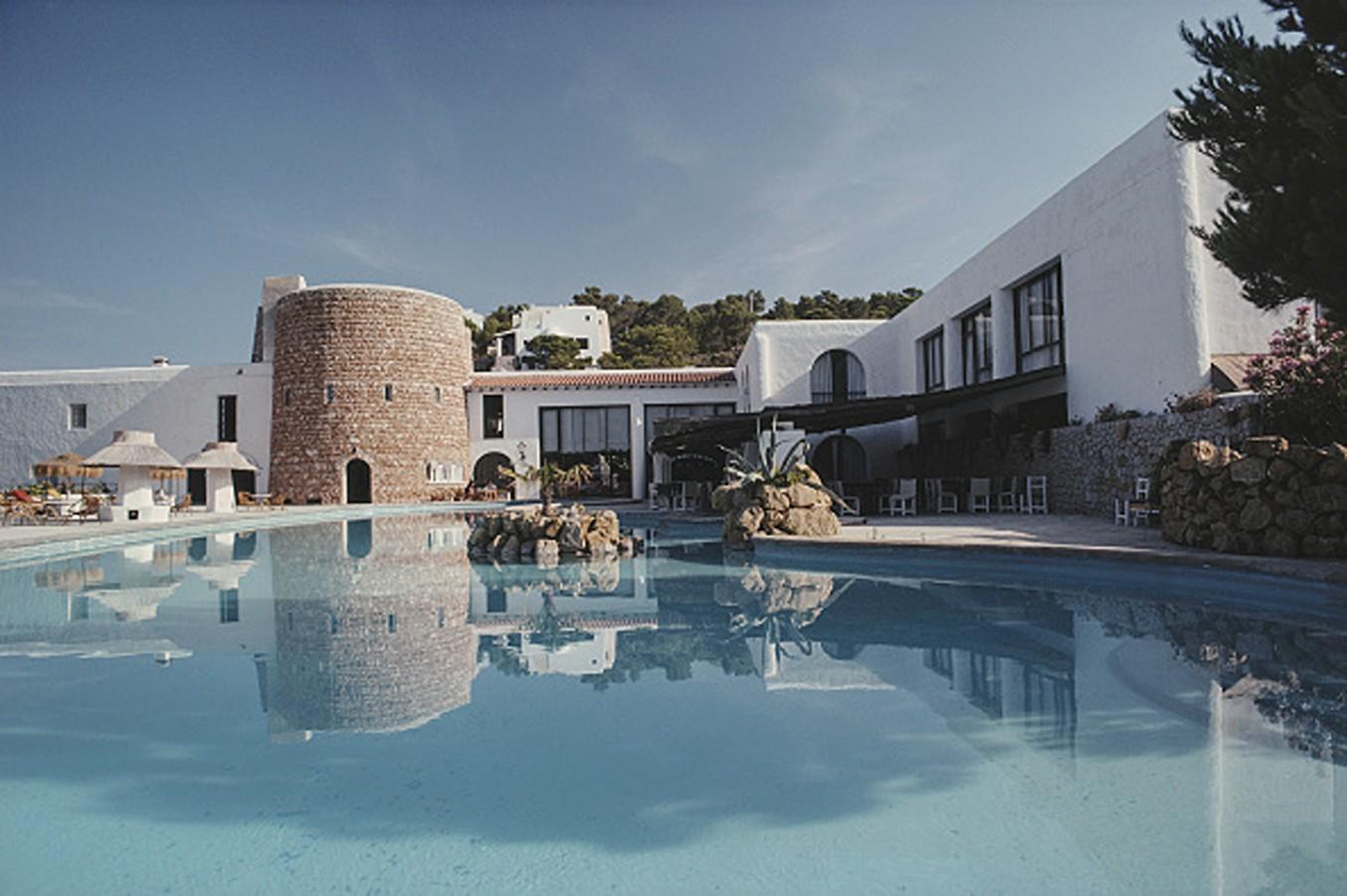 Slim Aarons Landscape Photograph - Hotel Hacienda, 1978 - Limited Edition Estate Stamped Digital C-Type Photograph