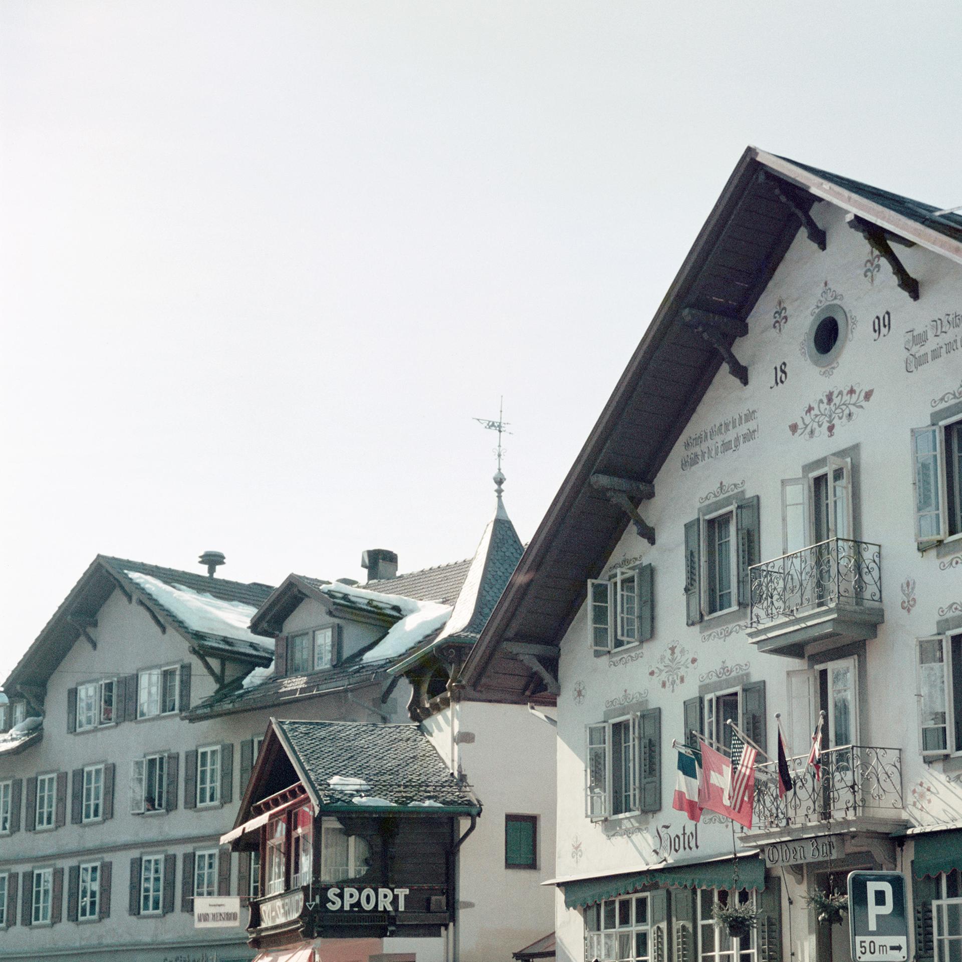 Hotel Olden, Gstaad, Estate Edition, Fotografia di paesaggio urbano - Color Photograph Grigio di Slim Aarons