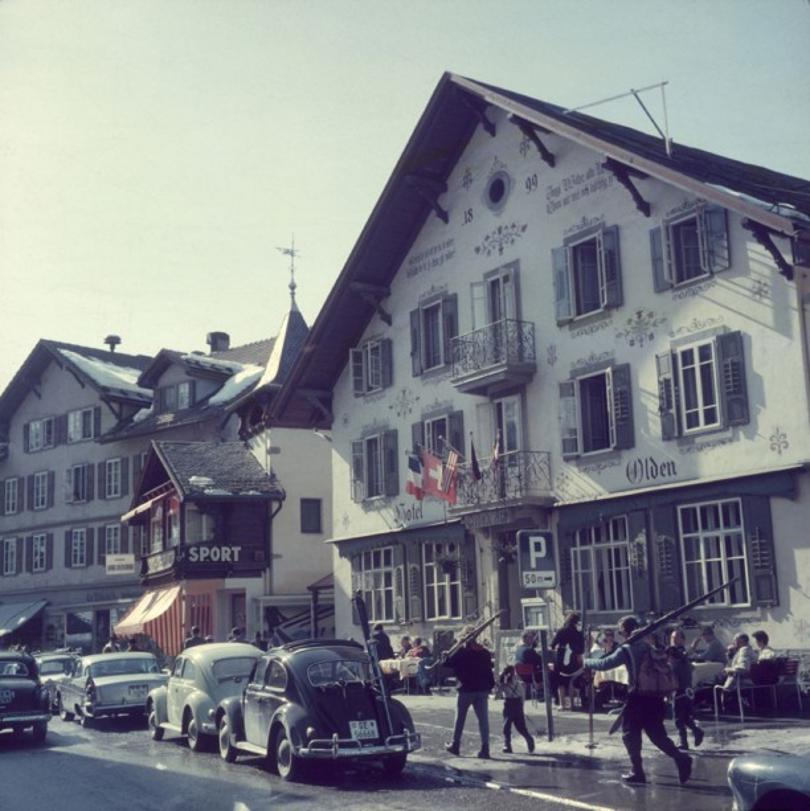 Hotel Olden 
1961
by Slim Aarons

Slim Aarons Limited Estate Edition

People carry their skis past the Hotel Olden in Gstaad, 1961. 

unframed
c type print
printed 2023
16×16 inches - paper size


Limited to 150 prints only – regardless of paper
