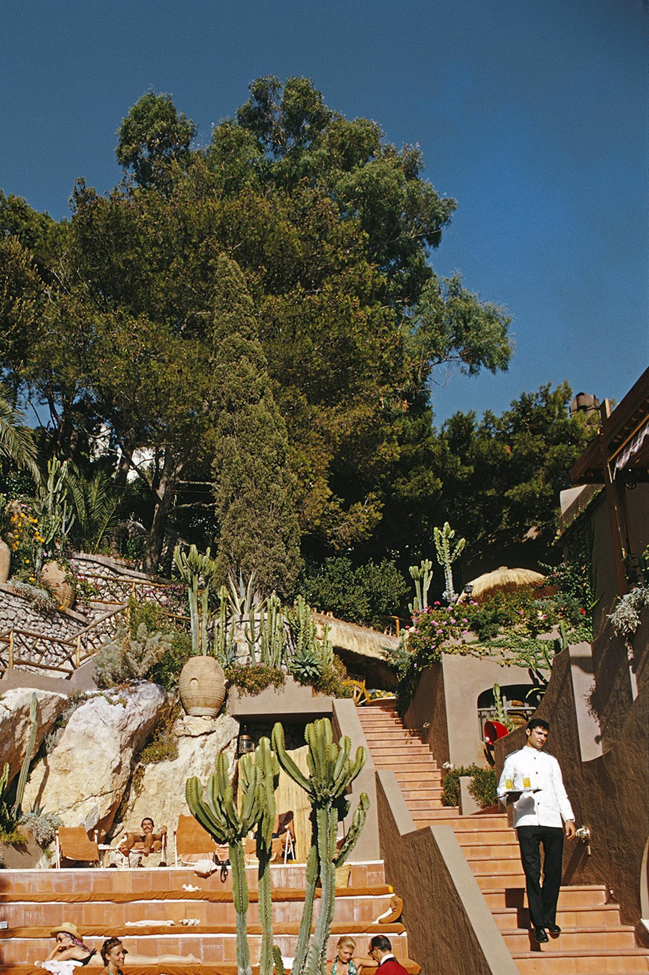 L'hôtel Punta Tragara à Capri, Italie, août 1974. 

Slim Aarons Estate Edition, certificat d'authenticité inclus.
Numéroté et tamponné par la succession Slim Aarons
Le collectionneur recevra le prochain numéro de l'édition.
Impression moderne à