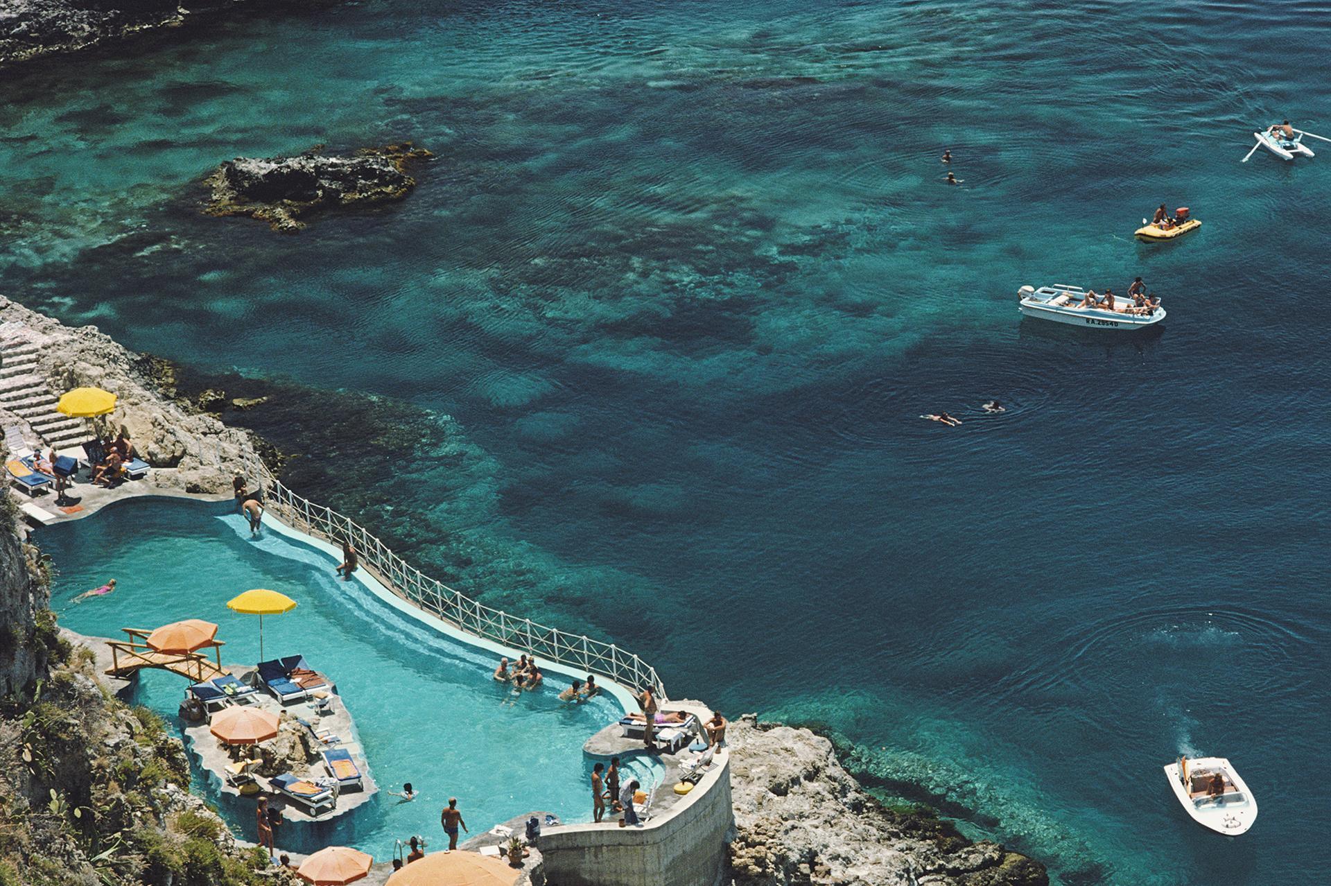 L'hôtel Taormina, édition de succession - Bleu Landscape Photograph par Slim Aarons