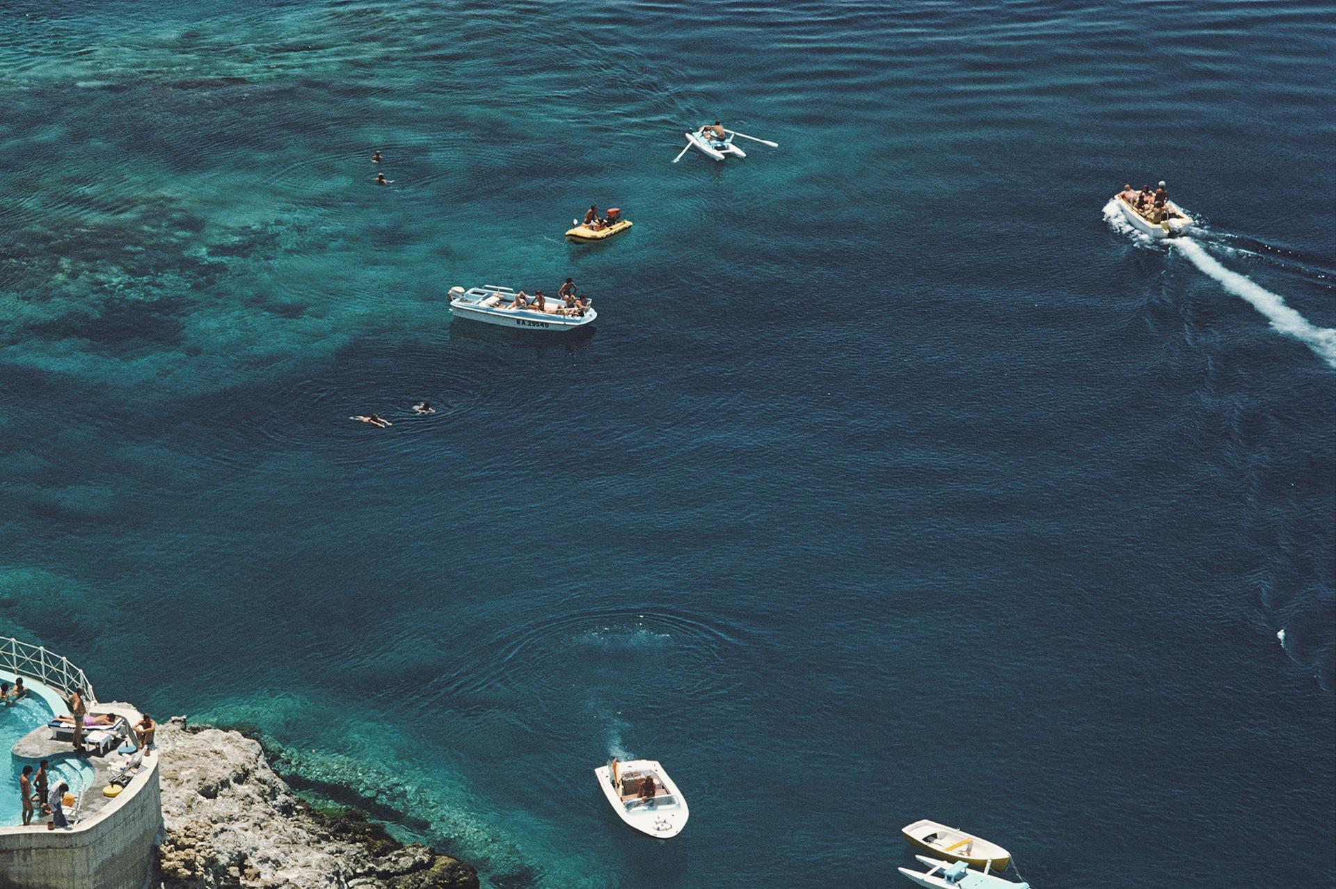 La photographie Hotel Taormina de Slim Aarons, une édition successorale, est une représentation vintage de la piscine de bord de mer de l'Hotel Taormina à Taormina, en Sicile, en août 1975.

Description visuelle : Cette photographie emblématique