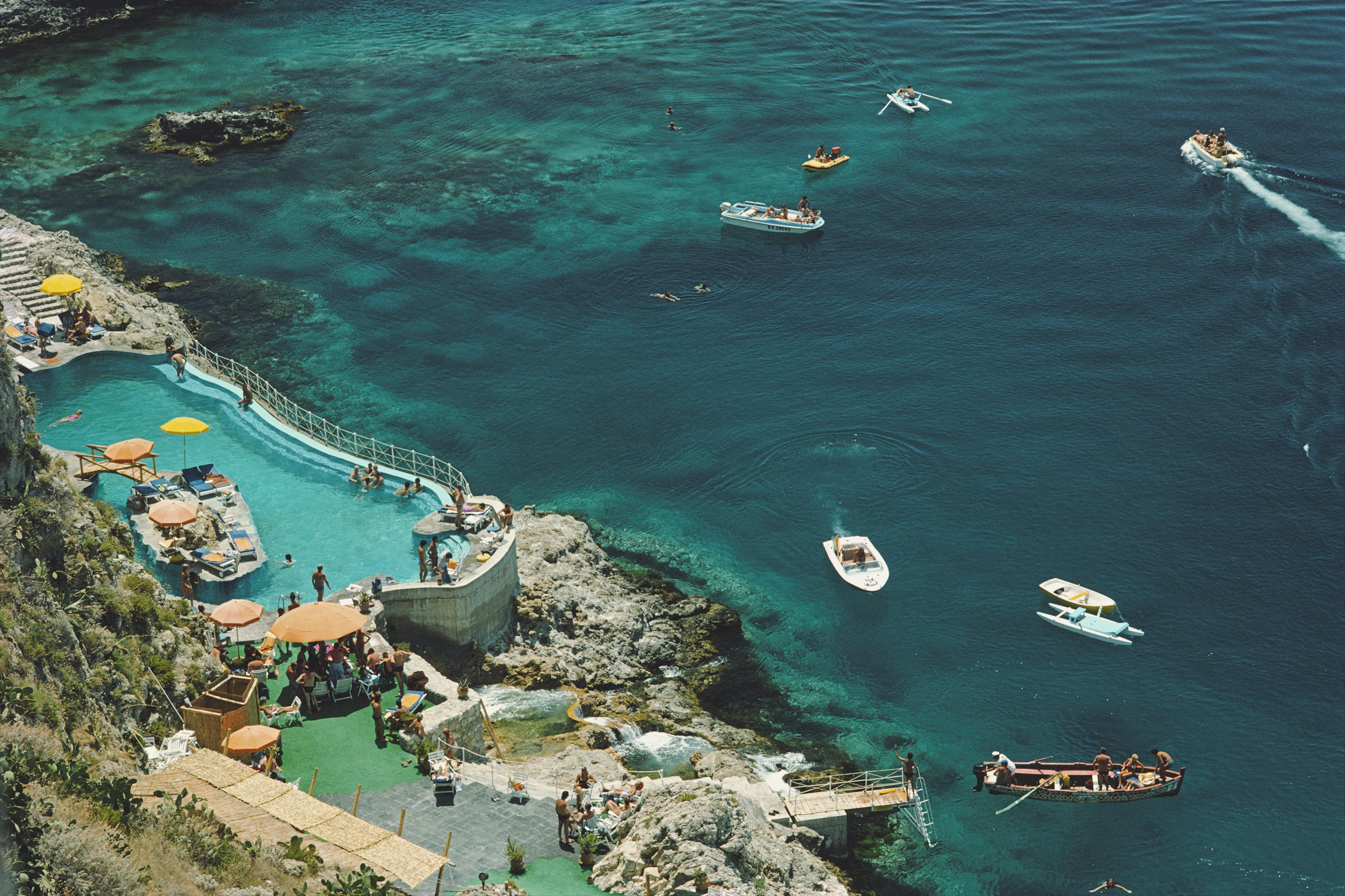 Landscape Photograph Slim Aarons - L'hôtel Taormina, édition de succession