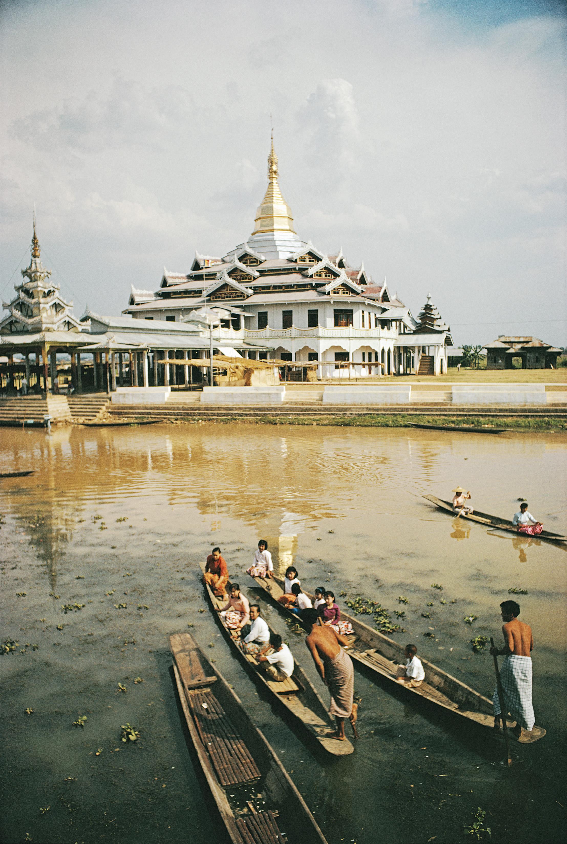 Pagoda Hpaung Daw U, Estate Edition, Fotografía moderna de mediados de siglo