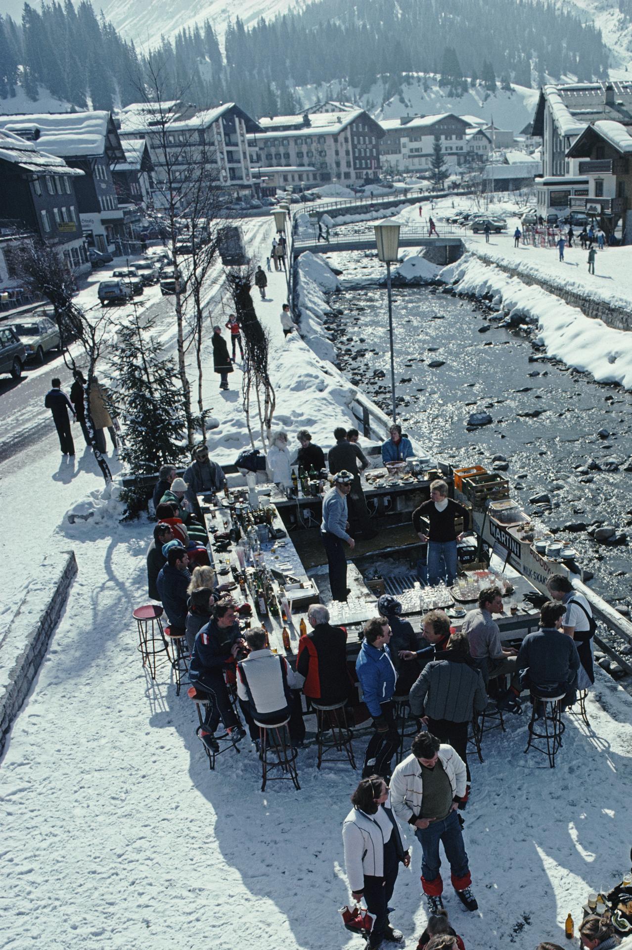 Bar à glace, édition successorale - Gris Color Photograph par Slim Aarons