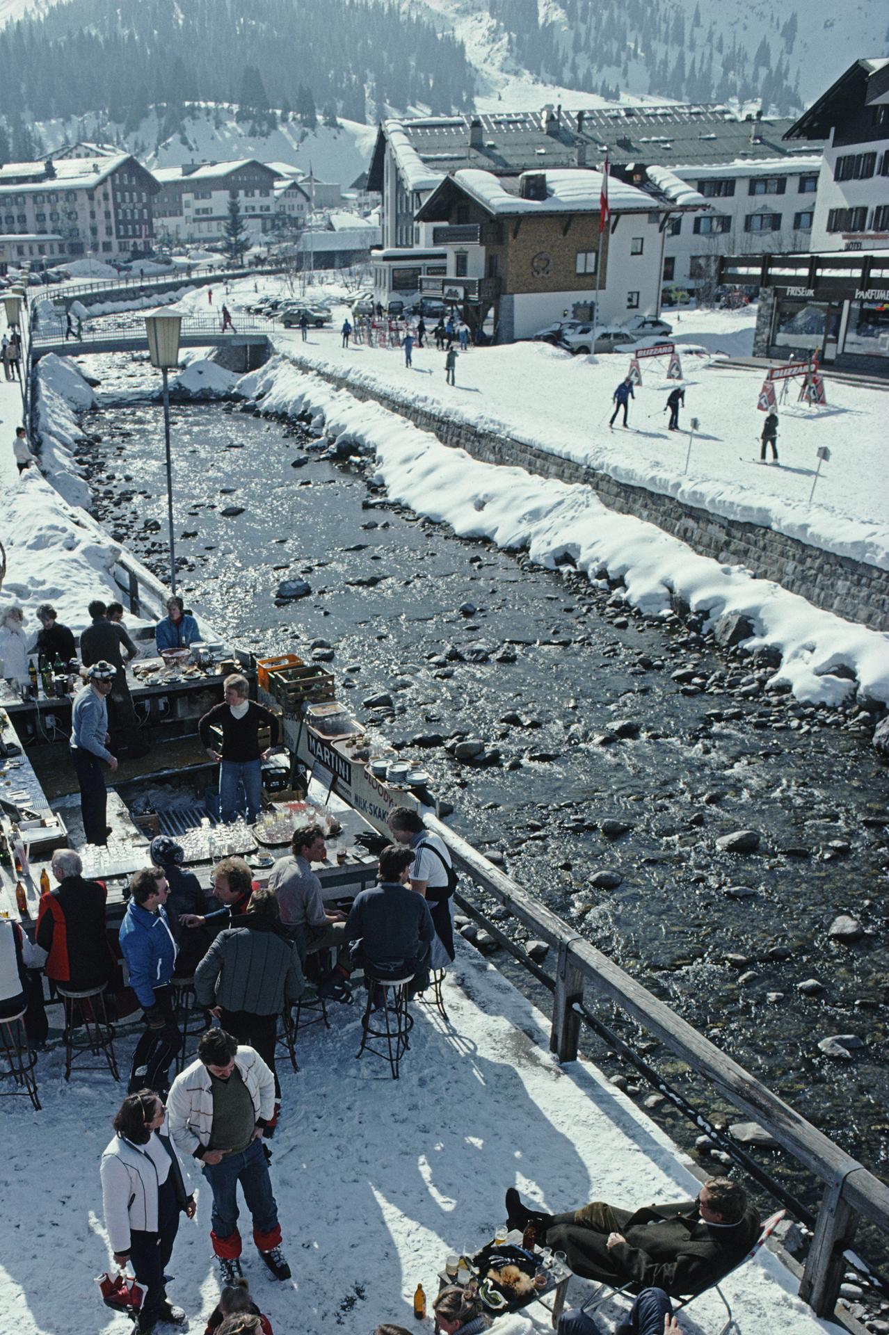 Le Ice Bar de l'hôtel Krone dans la station de ski autrichienne de Lech, en février 1979.

Slim Aarons Estate Edition, certificat d'authenticité inclus.
Numéroté et tamponné par la succession Slim Aarons
Le collectionneur recevra le prochain numéro