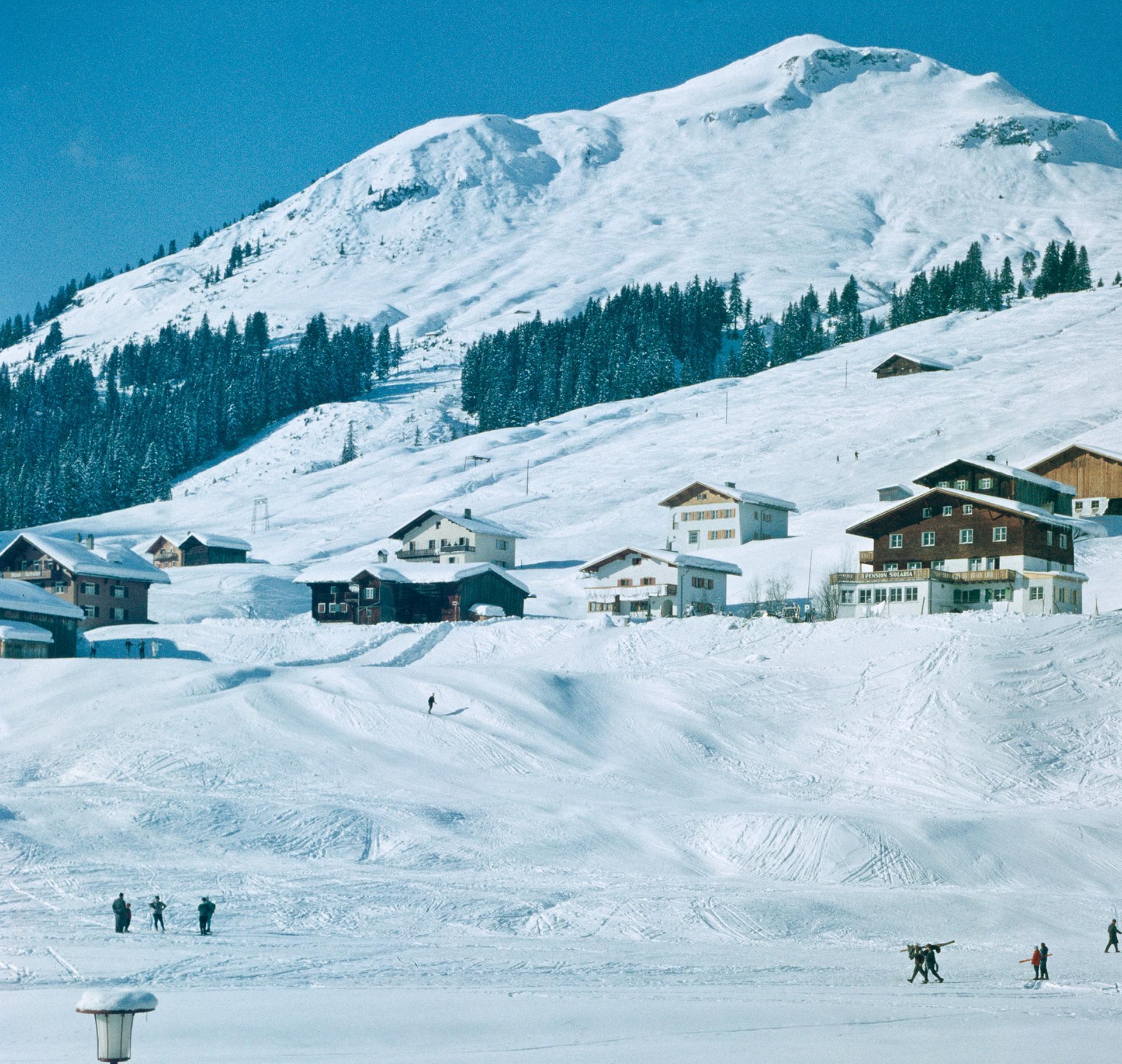 Bar à glace en bouleau, édition de succession - Bleu Portrait Photograph par Slim Aarons