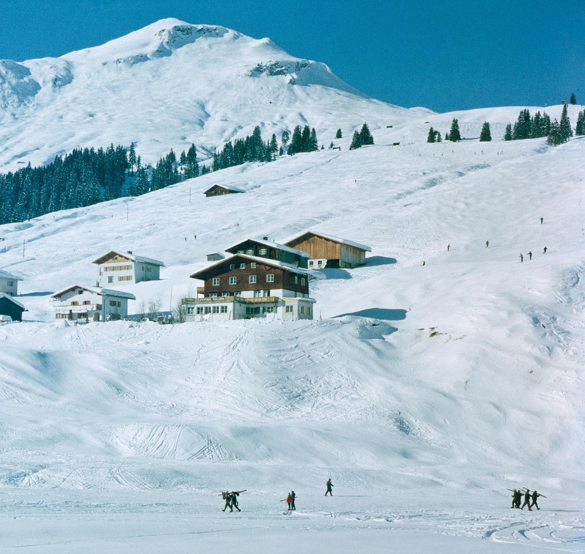 Clients du bar de glace de l'hôtel Krone à Lech, en Autriche, en 1960.

Slim Aarons Estate Edition, certificat d'authenticité inclus.
Numéroté et tamponné par la succession Slim Aarons
Le collectionneur recevra le prochain numéro de