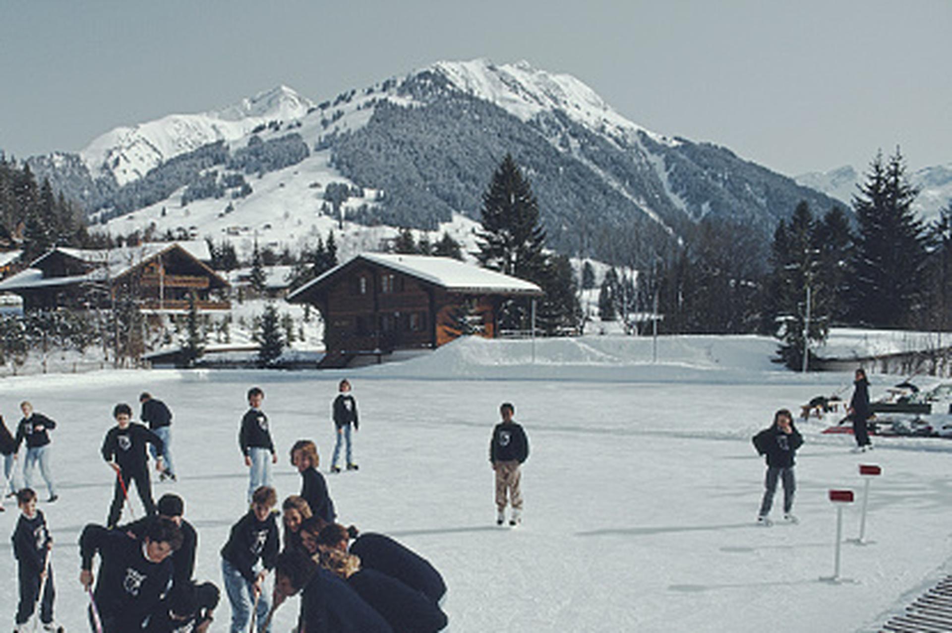 Hockey sobre hielo, Suiza, Edición limitada, Fotografía de paisaje invernal - Landscape Photograph Gris de Slim Aarons