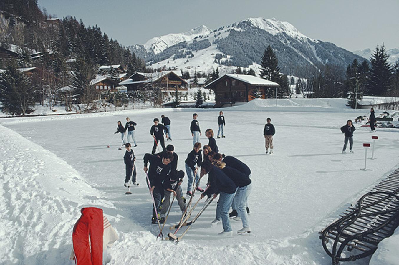 Slim Aarons Color Photograph – Eishockey, Schweiz, Nachlassausgabe, Winterlandschaftsfotografie
