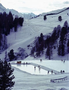 Photographie emblmatique de Slim Aarons de la succession :  Curling at St. Moritz 