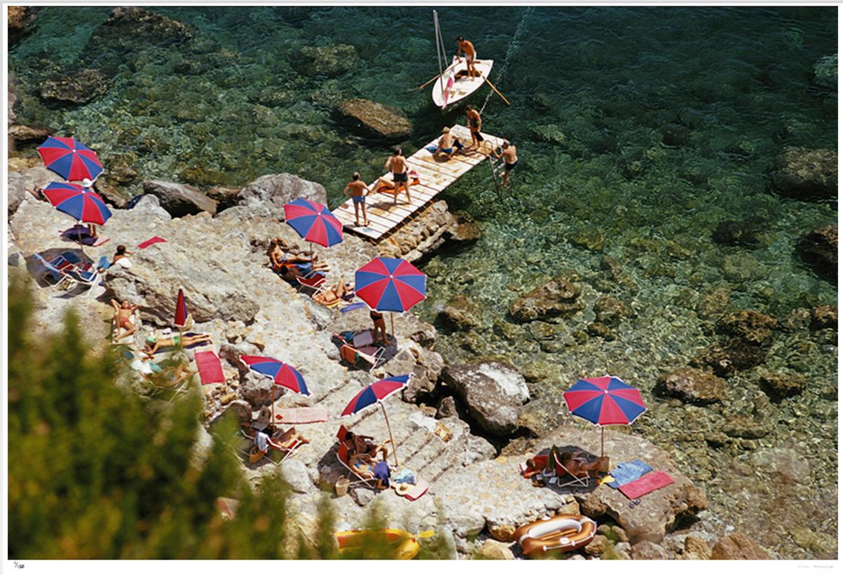 Il Pellicano Beach 1973 - Slim Aarons 

Une jetée s
avance sur le rivage rocheux de l
hôtel Il Pellicano à Porto Ercole, en Toscane, en août 1973.

40 x 60" pouces / 101 x 152 cm format du papier 

Photo par Slim Aarons

Imprimé cette