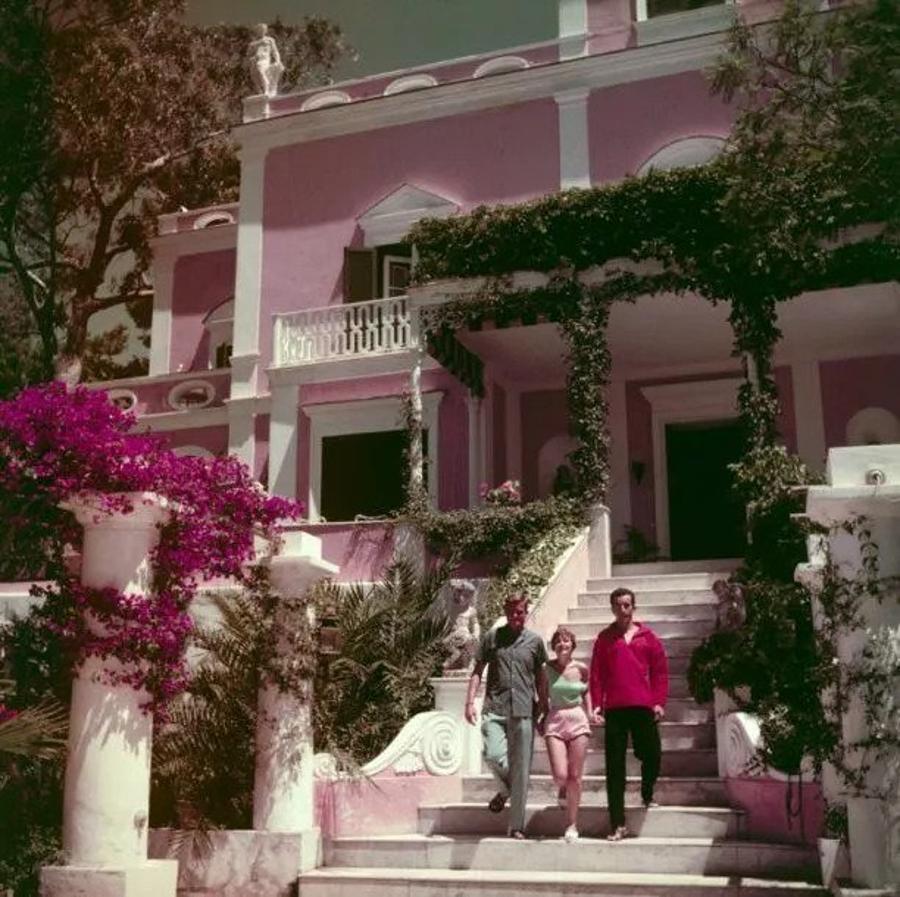 A Capri 
1958
da Slim Aarons

Slim Aarons Edizione Limitata Estate

Robert Hornstein, l'artista Novella Parigini e il principe Dado Ruspoli a Capri, circa 1958.

non incorniciato
c stampa di tipo
stampato 2023
16×16 pollici - formato