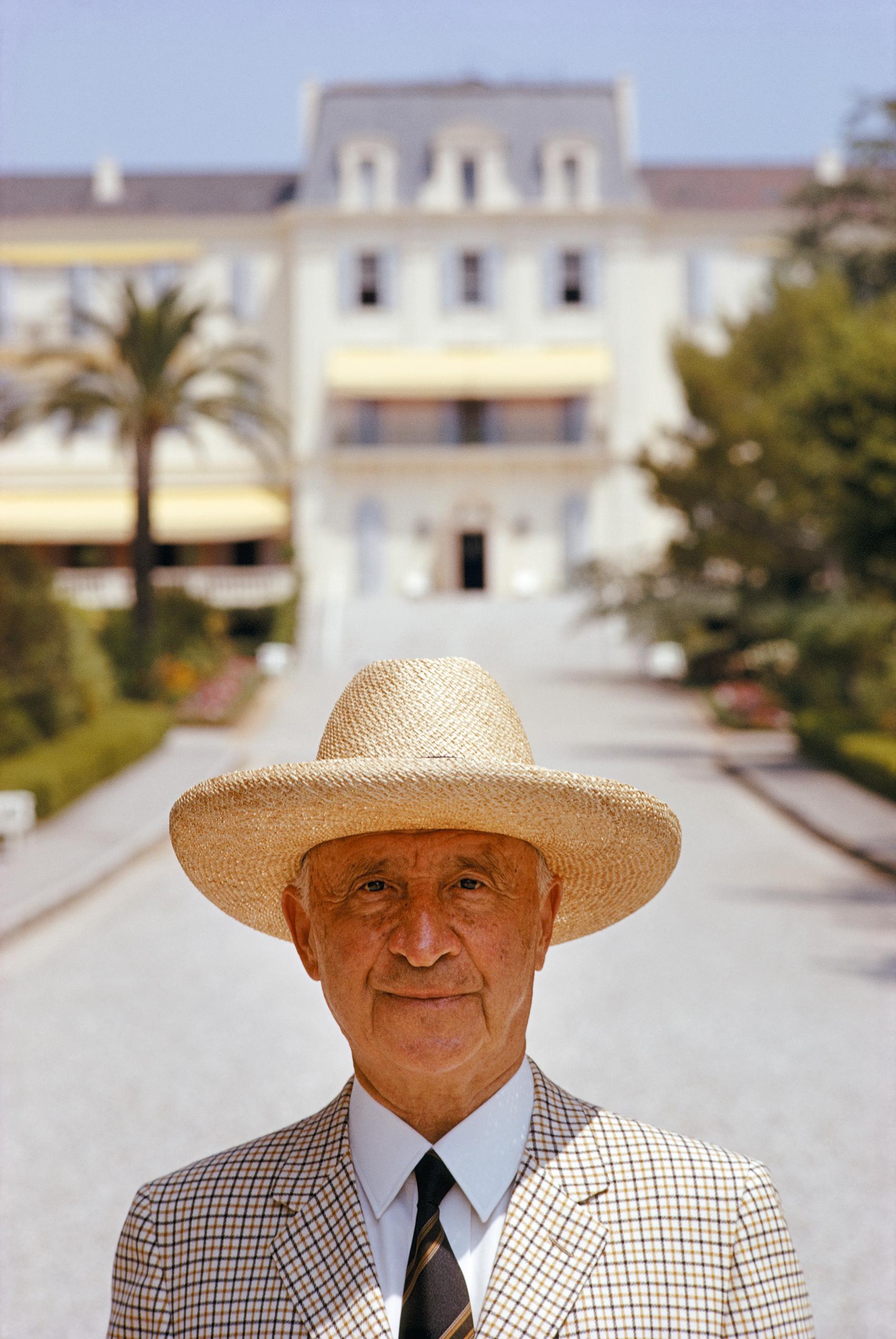 'Albergatore italiano' 1969 Slim Aarons Stampa a tiratura limitata 

Il proprietario Andre Sella fuori dall'Hotel du Cap-Eden-Roc ad Antibes, sulla Costa Azzurra, nell'agosto del 1969. 

Prodotto dalla trasparenza originale
Certificato di
