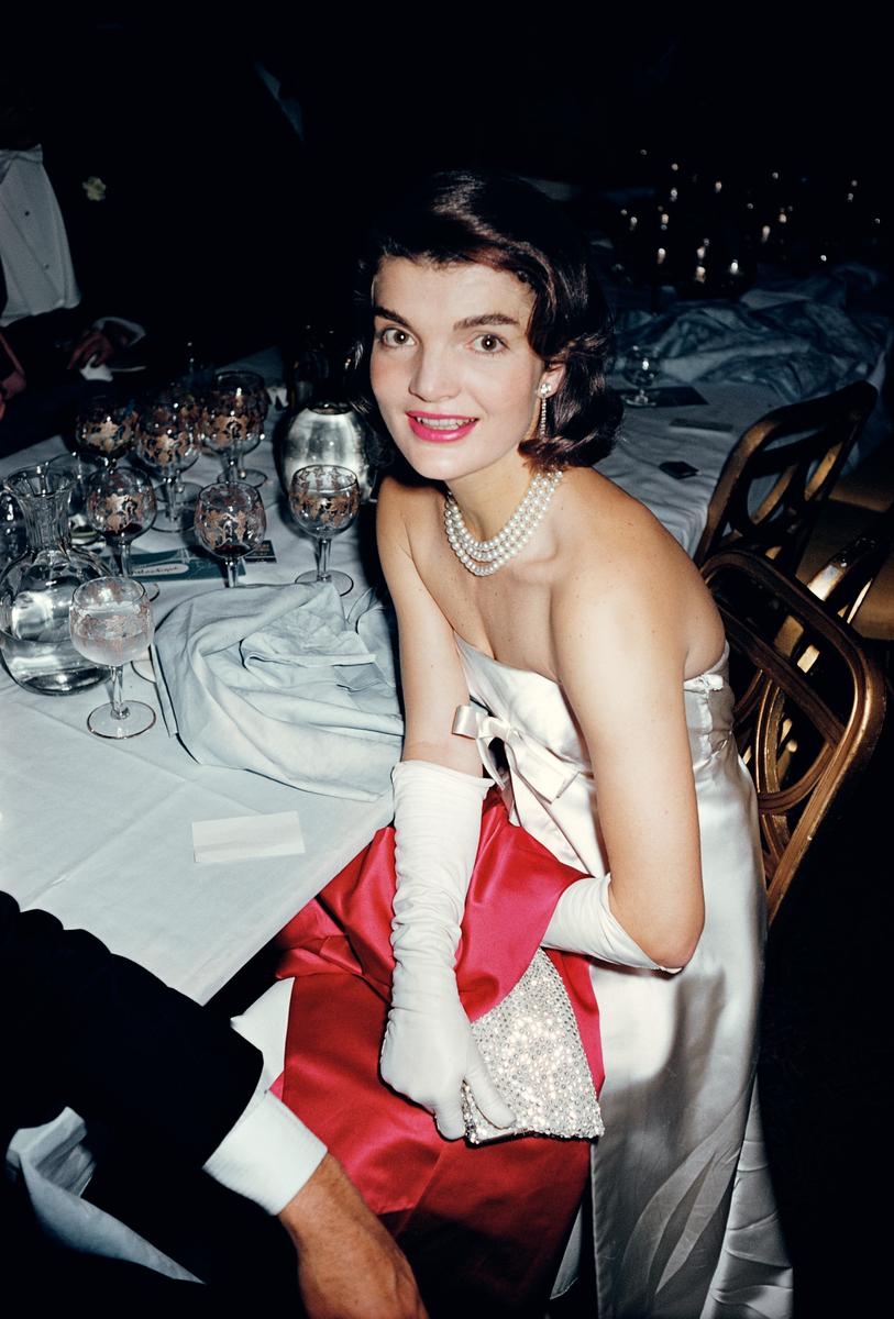 Jackie K.

Es gelten Prämientarife. Jacqueline Kennedy (Jackie Onassis) (1929 - 1994), Ehefrau von Senator Jack Kennedy, auf einem "April in Paris"-Ball. 

Papierformat  24x20 Zoll / 60 x 50 cm 
 
Nachlassgestempelte Collection'S Ausgabe bis 150
