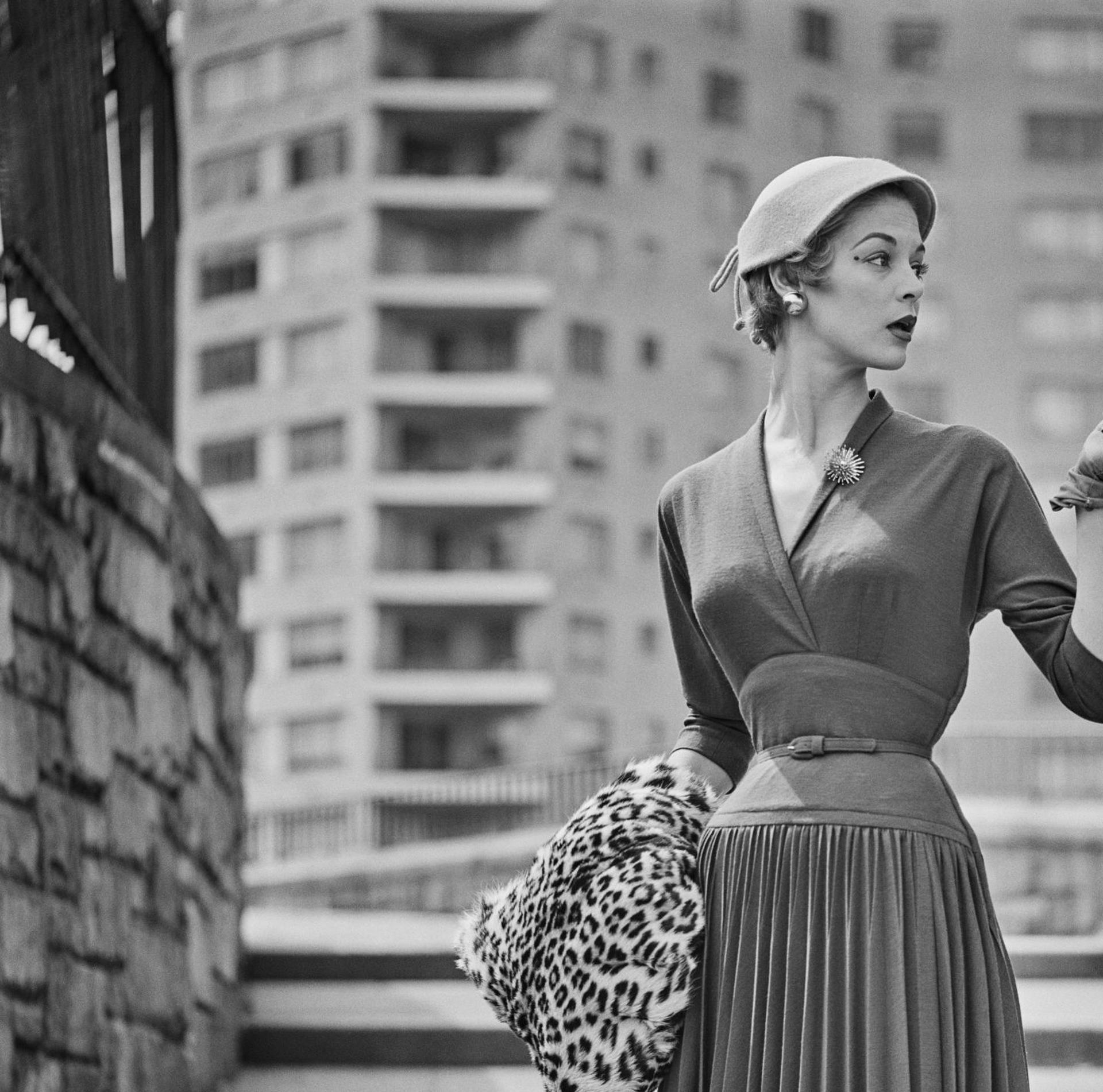 Dieses Porträtfoto des Society-Fotografen Slim Aarons aus der Mitte der 1950er Jahre zeigt das amerikanische Fotomodell Jean Patchett in einem Outfit von Saks Fifth Avenue, um 1955. Patchett war eine der ersten, die Ende der 1940er Jahre der