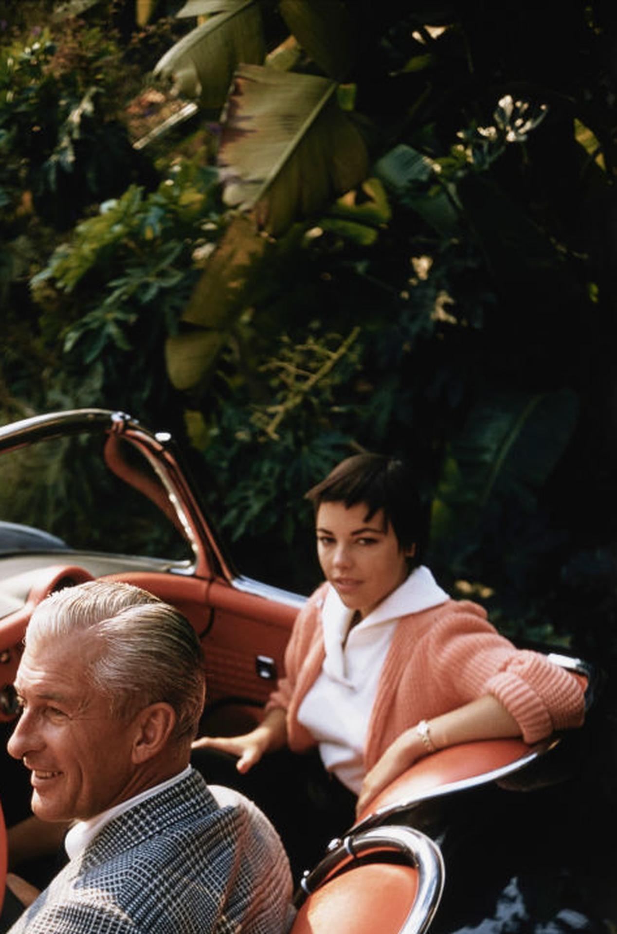 Dieses Porträtfoto aus der Mitte der 1950er Jahre, aufgenommen vom Society-Fotografen Slim Aarons, zeigt  Jim KIMBERLY und Kim Wadsworth im Beverly Hills Hotel, Kalifornien.

Dies ist eine nachlassgestempelte und handnummerierte Auflage von 150