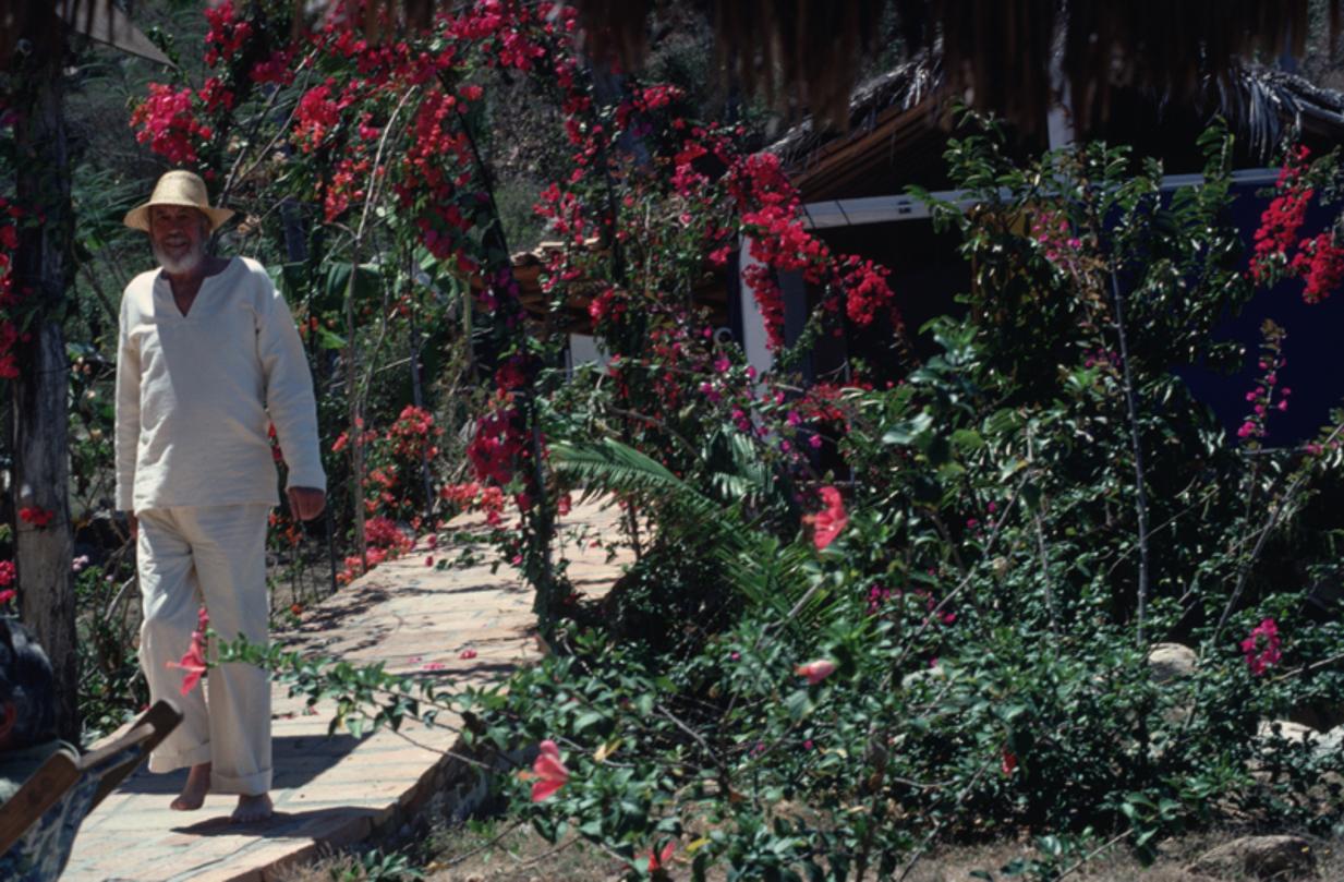 I. Johns 
1979
da Slim Aarons

Slim Aarons Edizione Limitata Estate

Aprile 1979: Il regista americano John Huston cammina a piedi nudi in un giardino a Puerto Vallarta, in Messico.

non incorniciato
c stampa di tipo
stampato 2023
20 x 24"  -