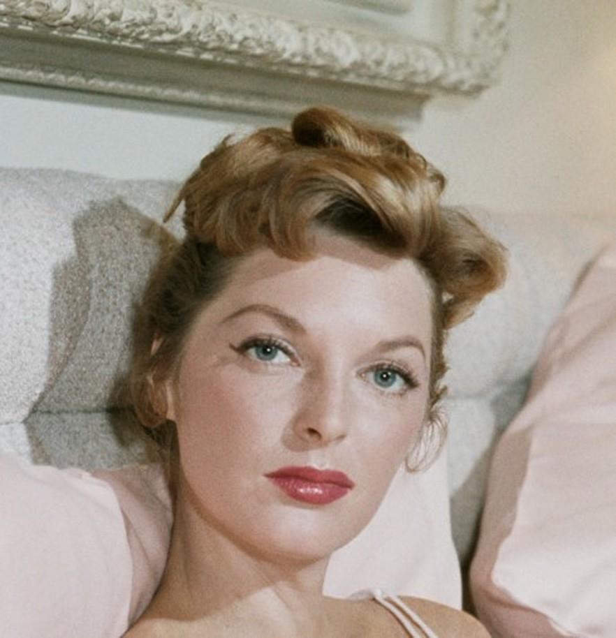 Julie London - Portrait of Singer Julie London at Beverly Hills Hotel Hollywood - American Modern Photograph by Slim Aarons