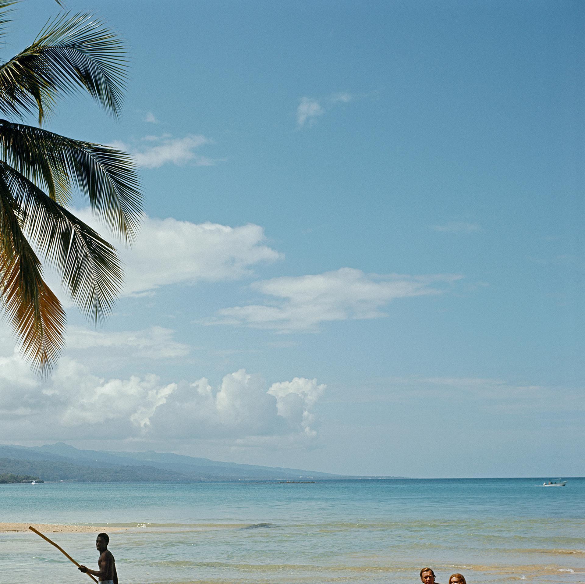 Esta fotografía de paisaje de principios de 1970, captada por el fotógrafo de sociedad Slim Aarons, muestra a Kasimir Korybut y Michelle Vaughan iniciando un paseo en balsa por el río White en Ocho Ríos, Jamaica.

Se trata de una edición sellada y