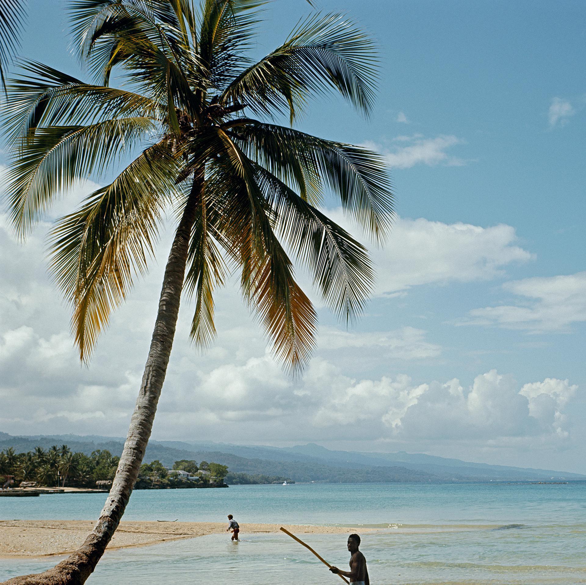 Kasimir Korybut, Jamaika, Nachlassausgabe, Landschaftsfotografie (Blau), Color Photograph, von Slim Aarons