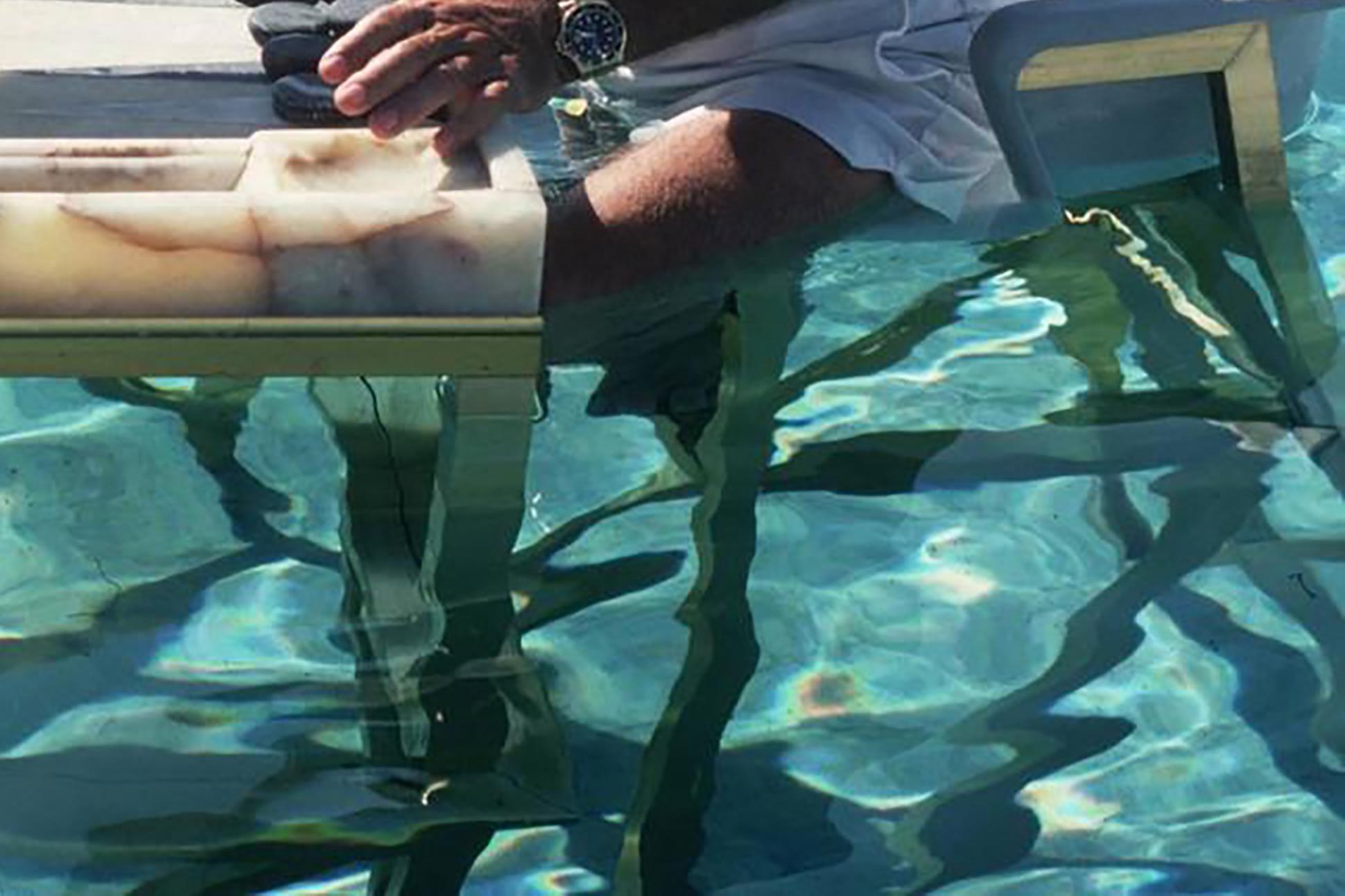 Carmen Alvarez jouant une partie de backgammon avec Frank 'Brandy' Brandstetter dans une piscine à Acapulco, 1978.

Slim Aarons
Gardez votre sang-froid (Backgammon à Acapulco)
Tirage chromogène Lambda
Imprimé plus tard
Slim Aarons Estate
